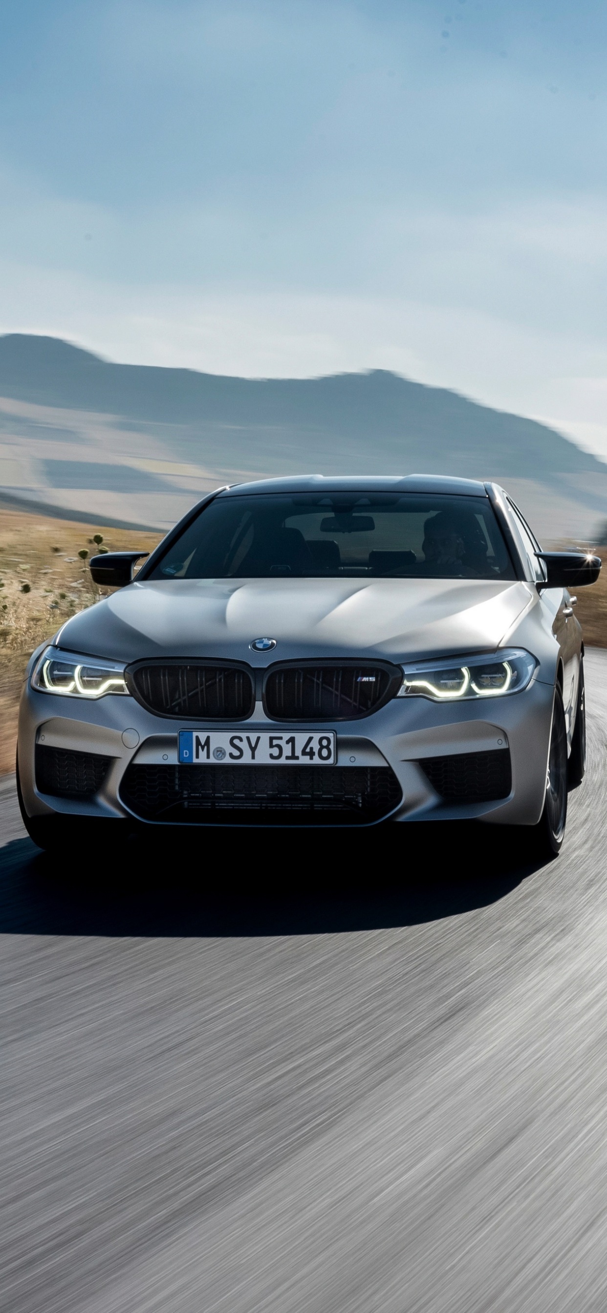 BMW M5 grigia su strada, 1242x2688 Verticale, Telefono