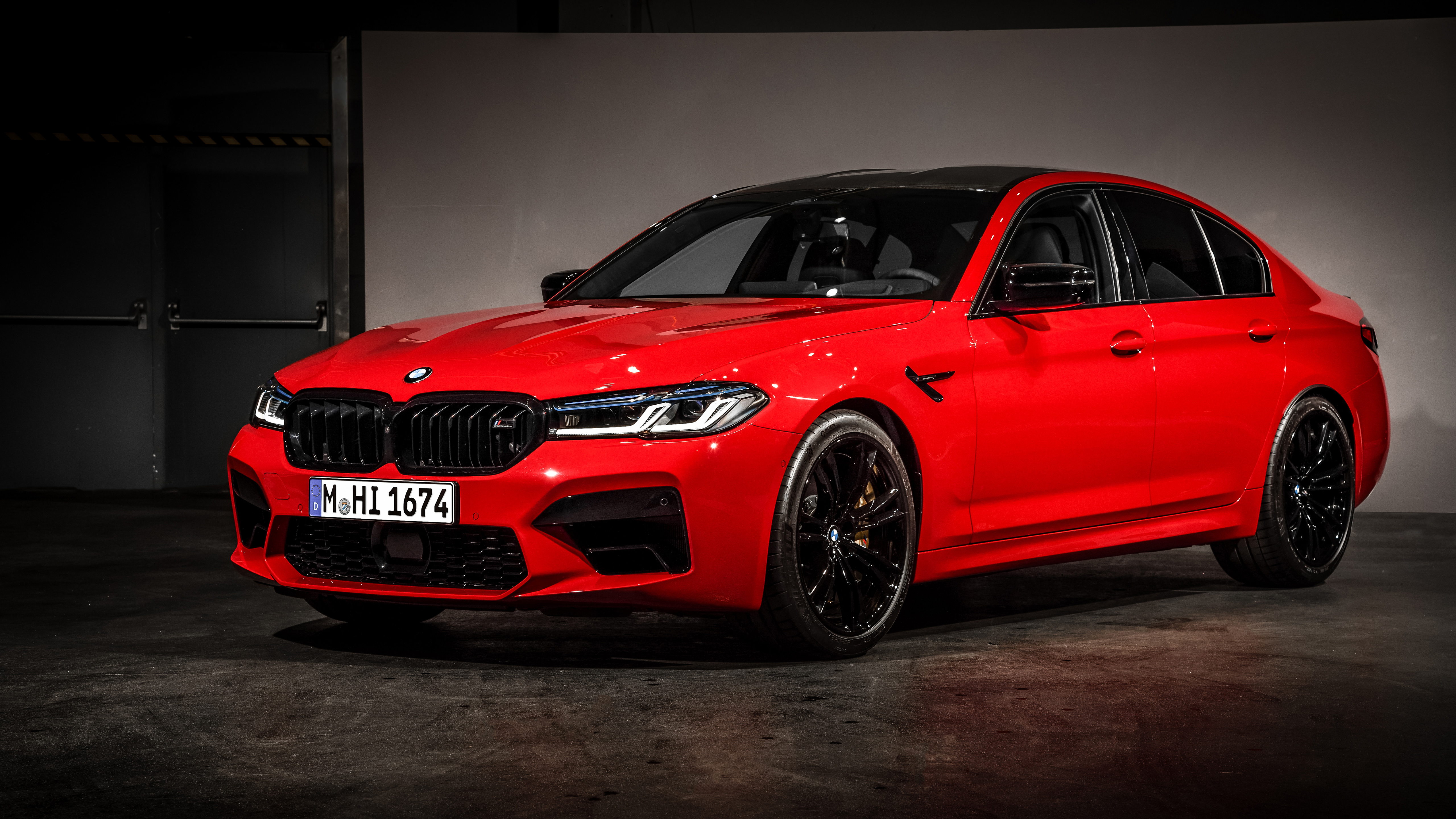 BMW M5 rossa berlina, 5120x2880 UHD, PC 4K