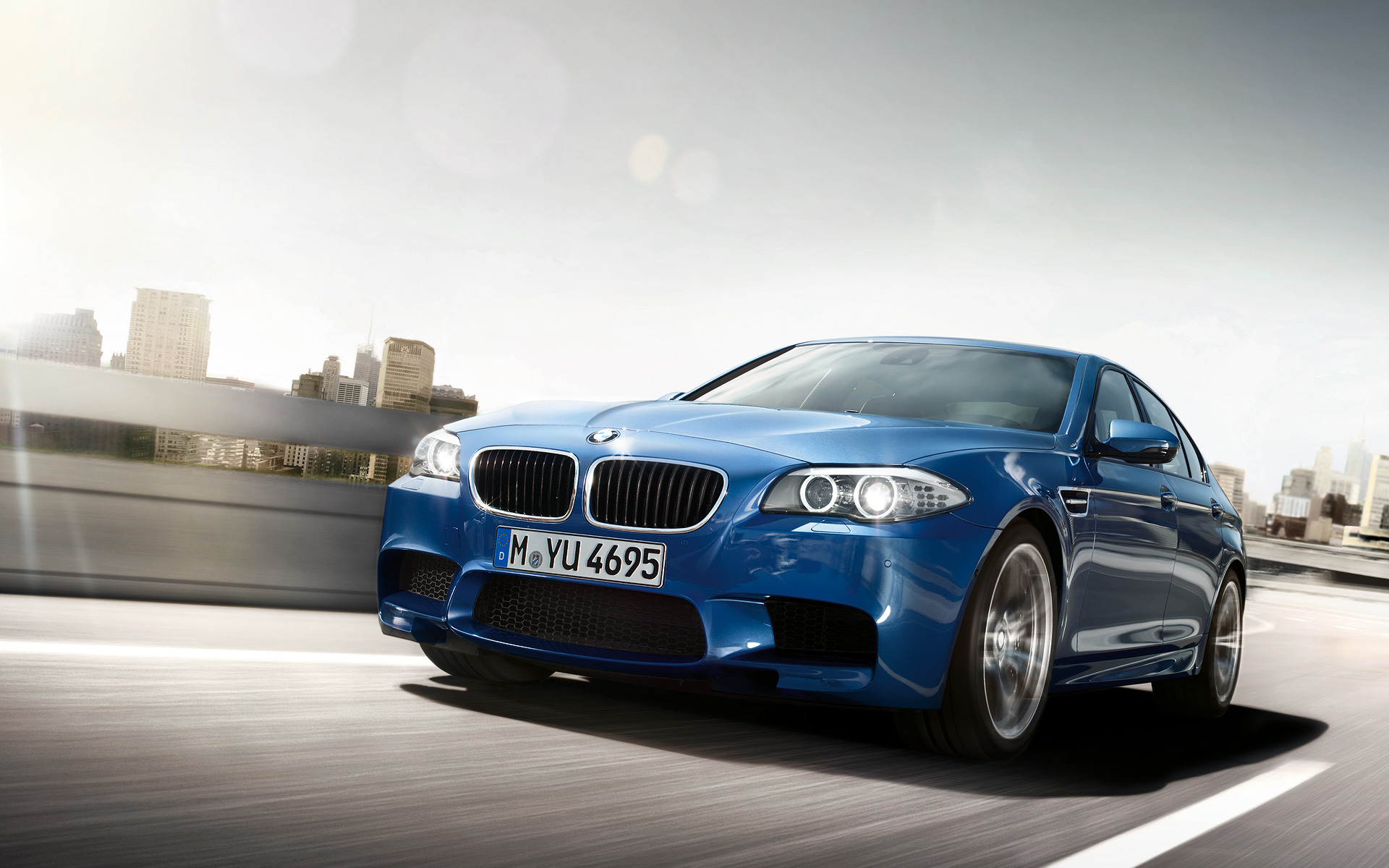 BMW M5 blu su strada, 1920x1200 Full HD+, Desktop