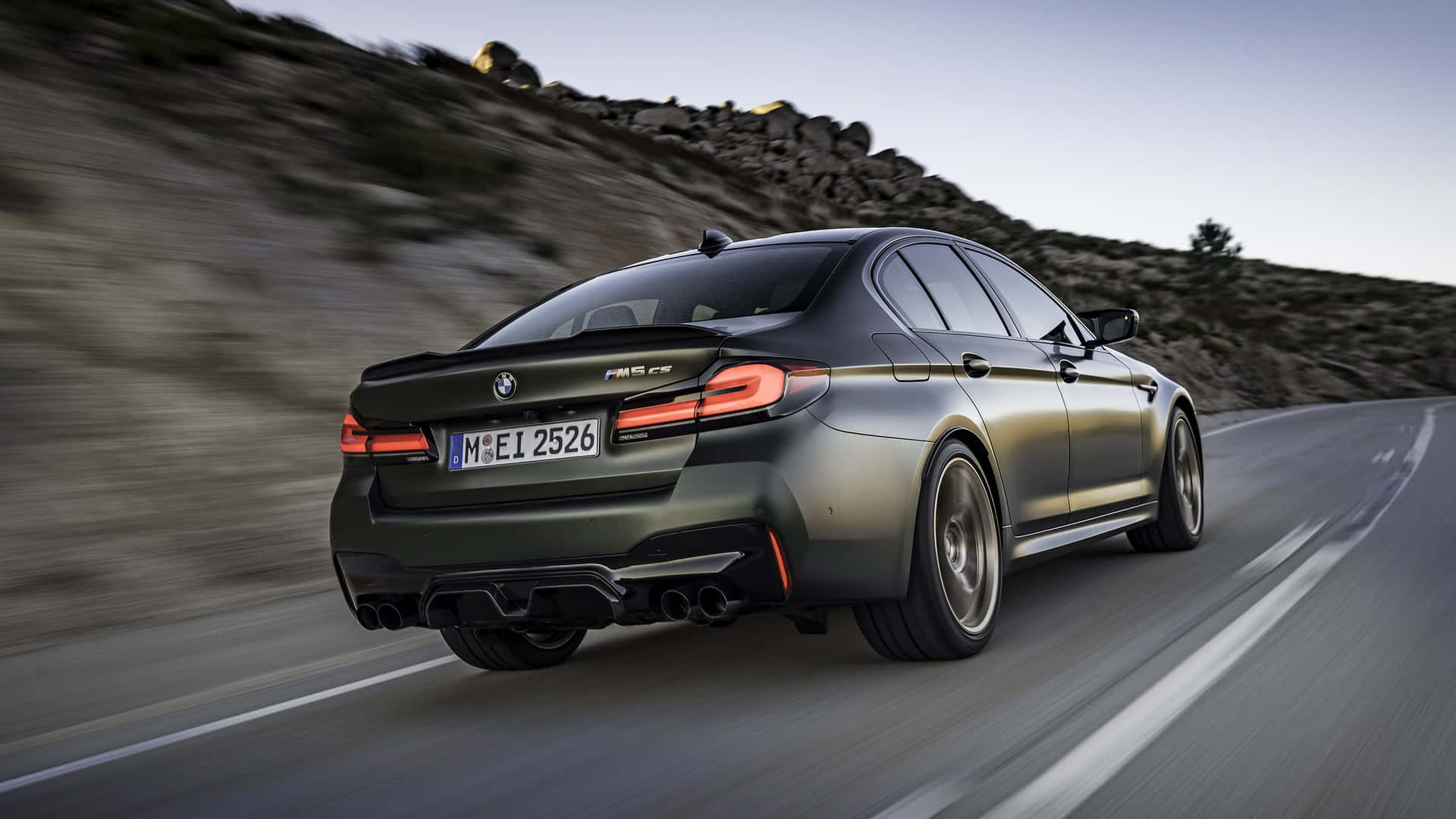 BMW M5 grigia su strada, 1920x1080 Full HD, PC
