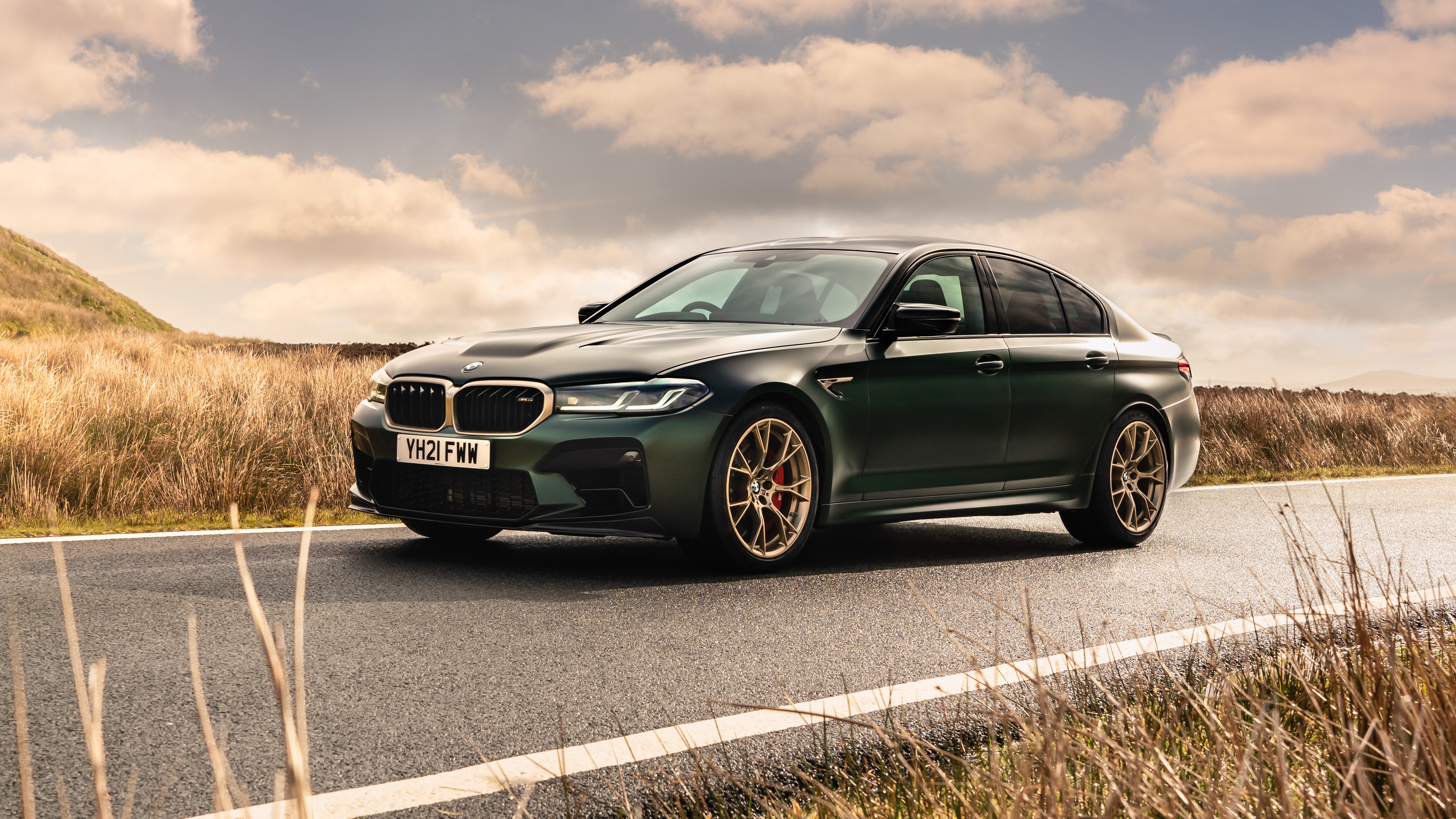 BMW M5 verde su strada, 5120x2880 4K Ultra HD, Monitor 4K