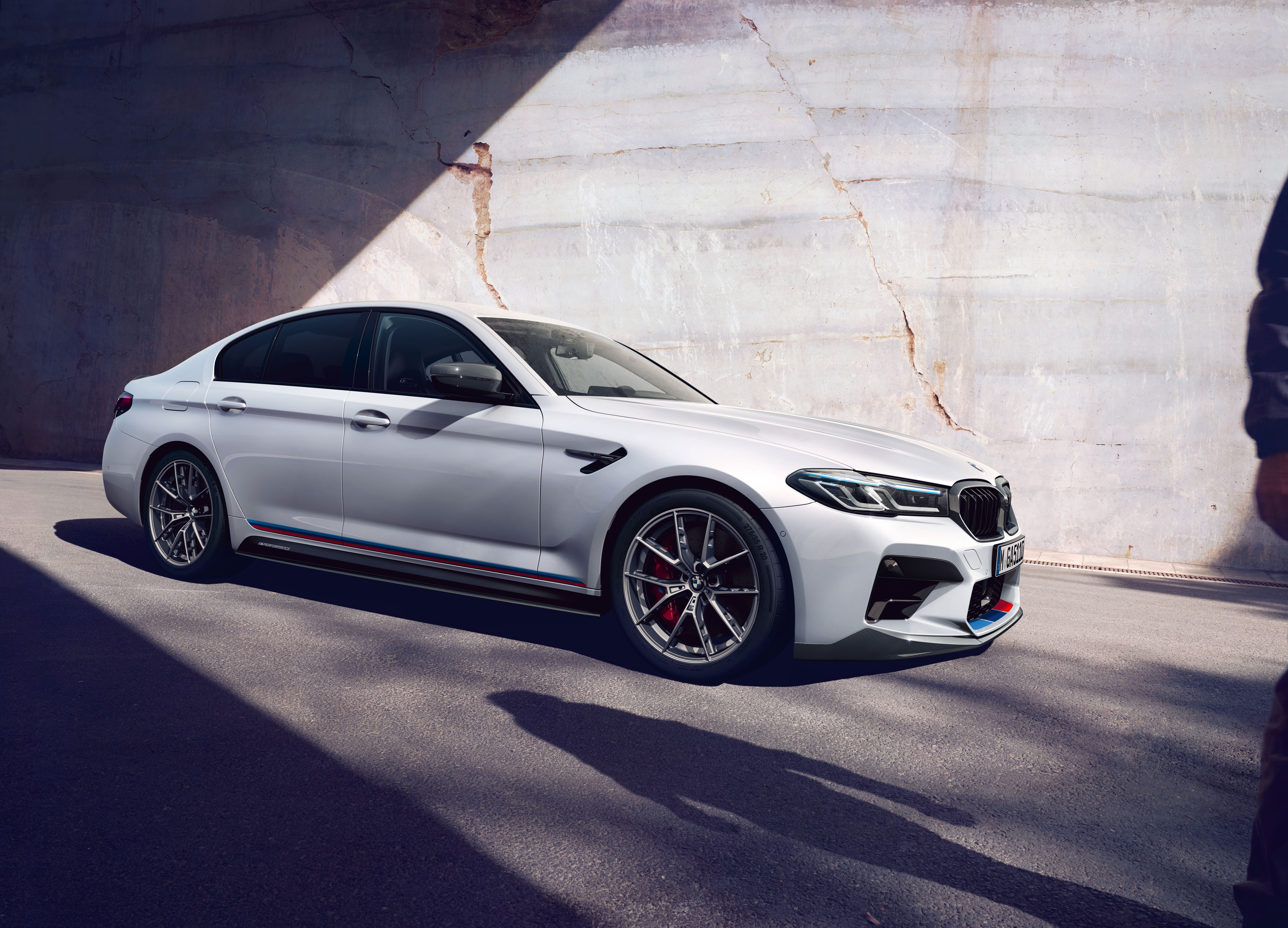 BMW M5 bianca berlina, 7000x5044 Ultra HD, 4K TV