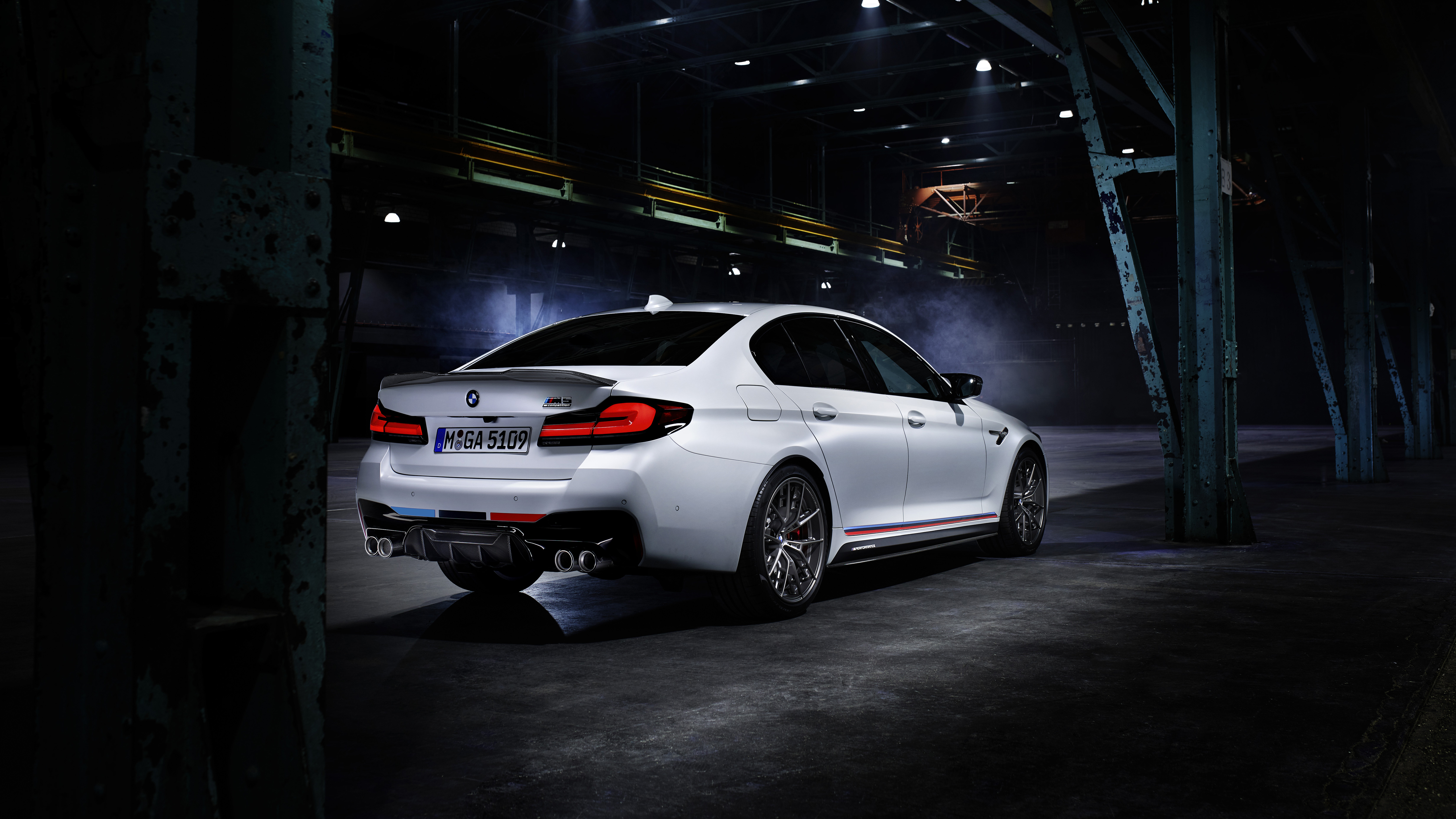 BMW M5 bianca garage, 5120x2880 4K Ultra HD, Monitor 4K