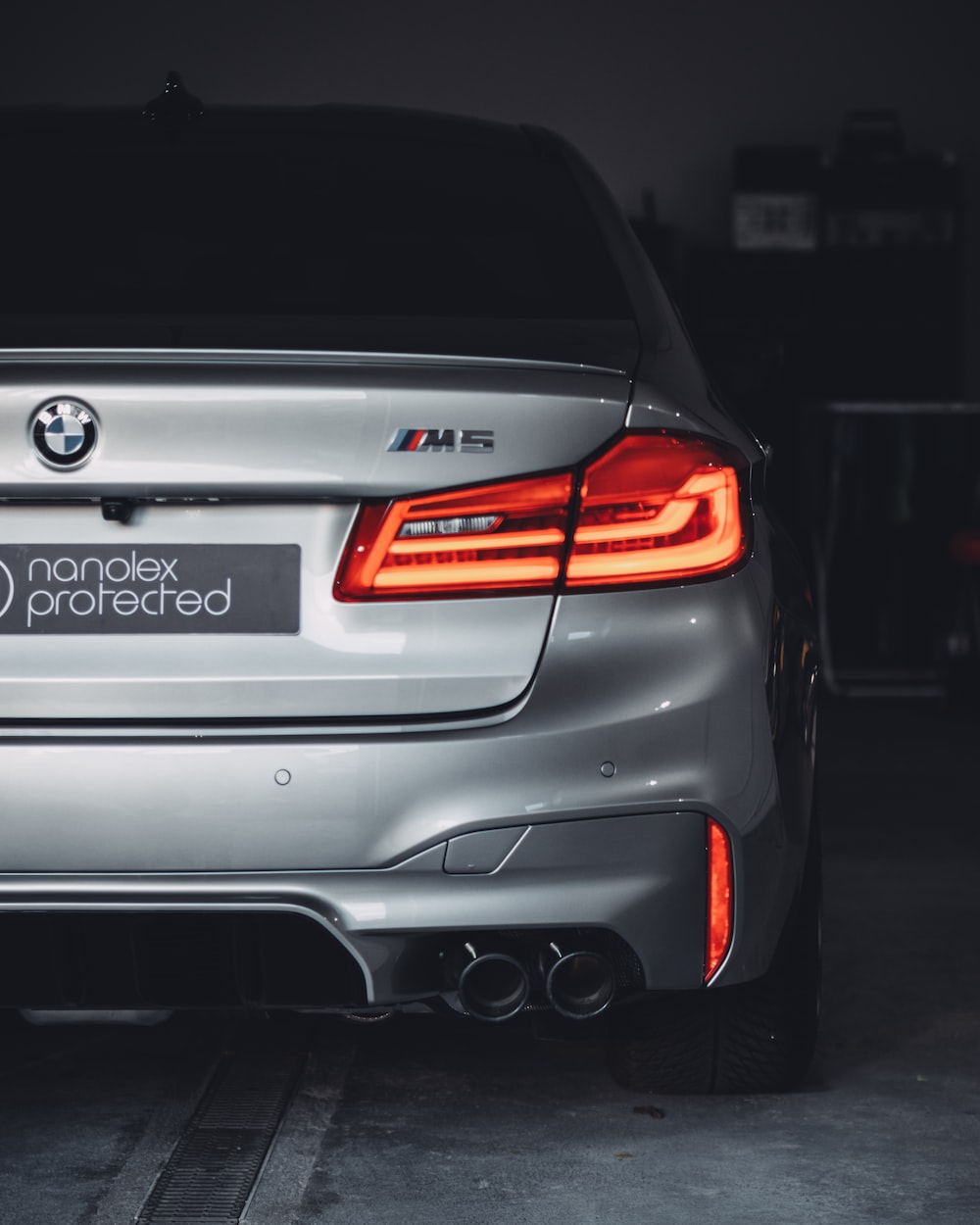 BMW M5 grigia posteriore, 1000x1250 Verticale, Mobile