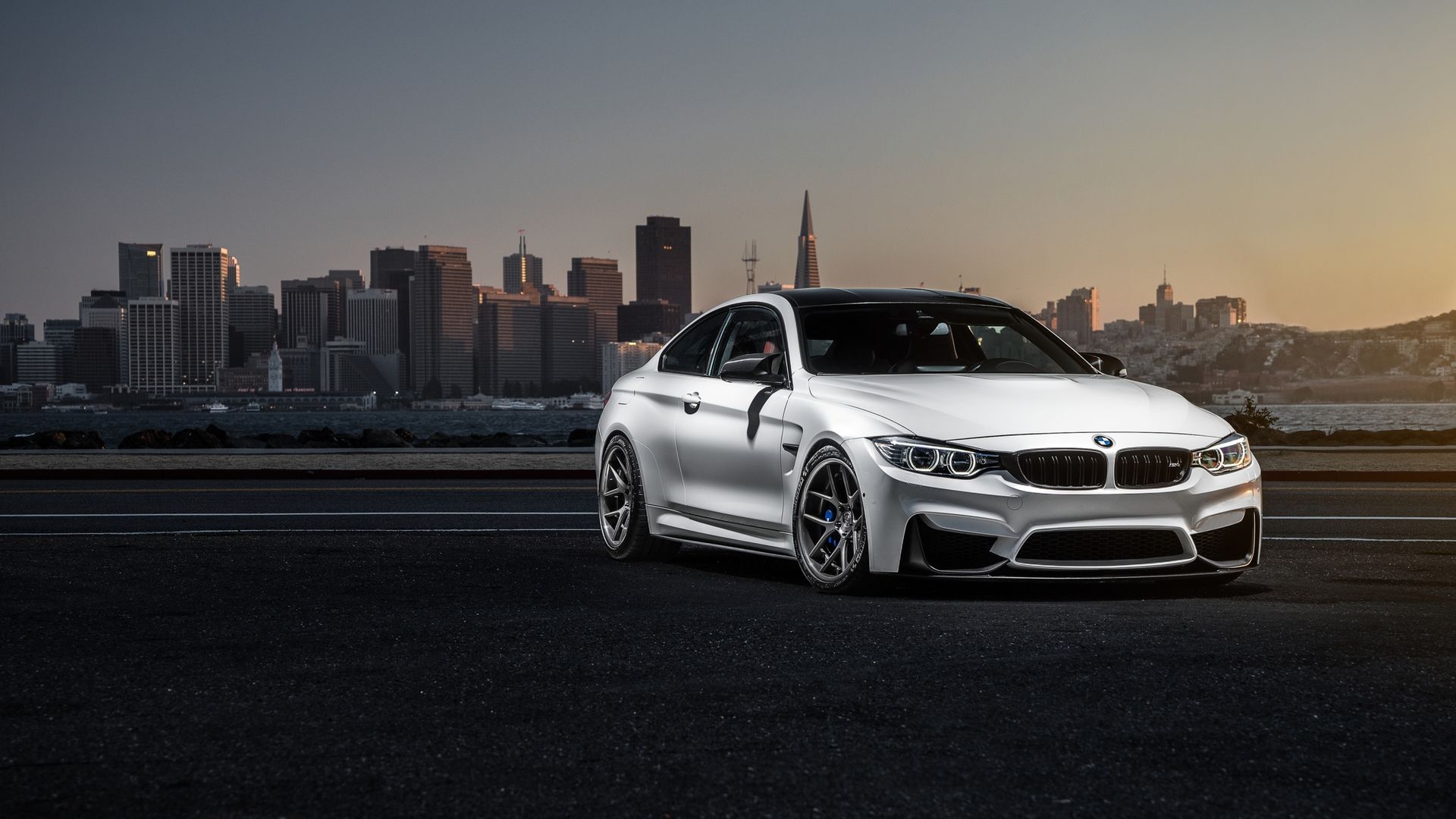 BMW M4 bianca città, coupé Serie M, 1920x1080 Full HD, Notebook