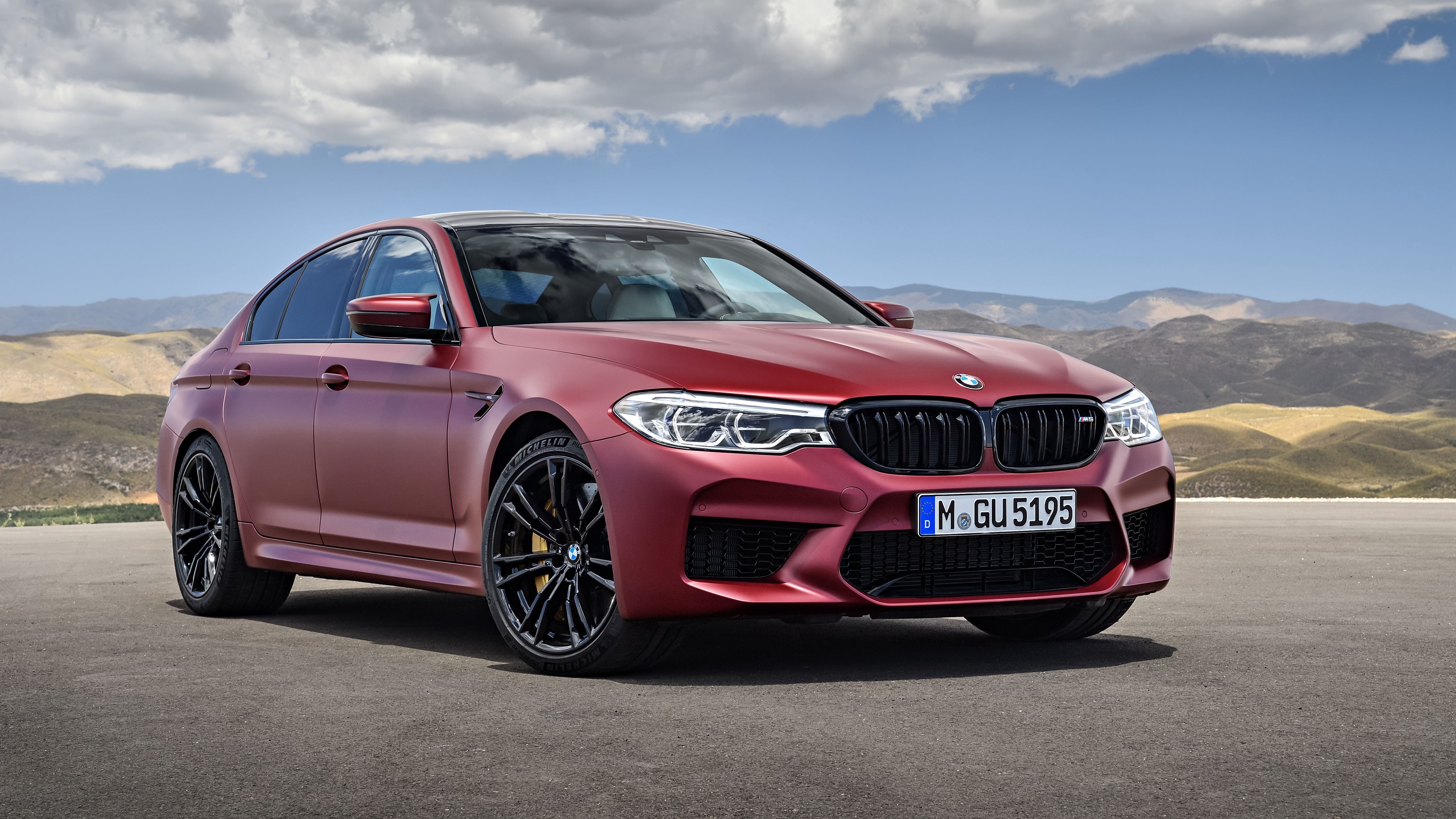 BMW M5 rossa berlina, V8 biturbo, 4096x2304 UHD, ROG Asus Laptop
