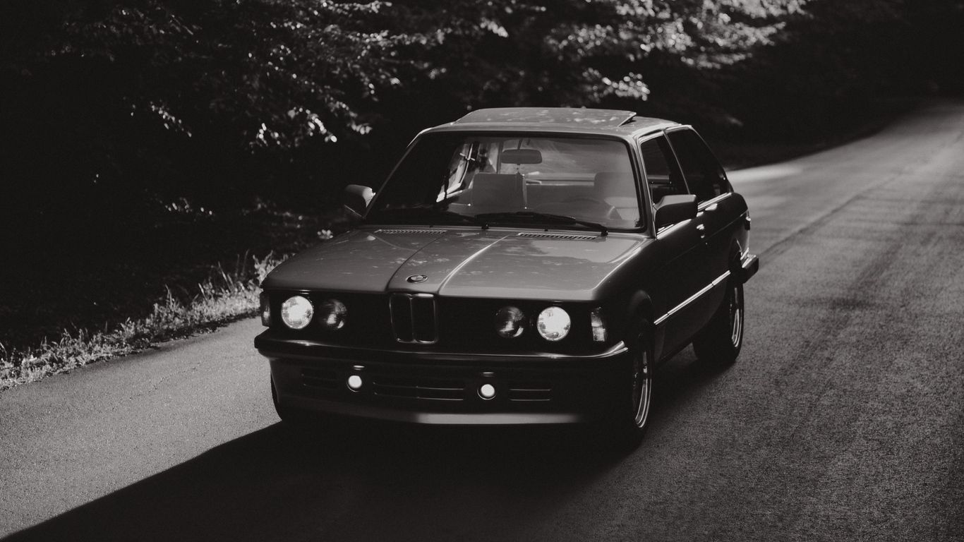 BMW bianco e nero su strada, 1366x768 HD, Notebook Gaming