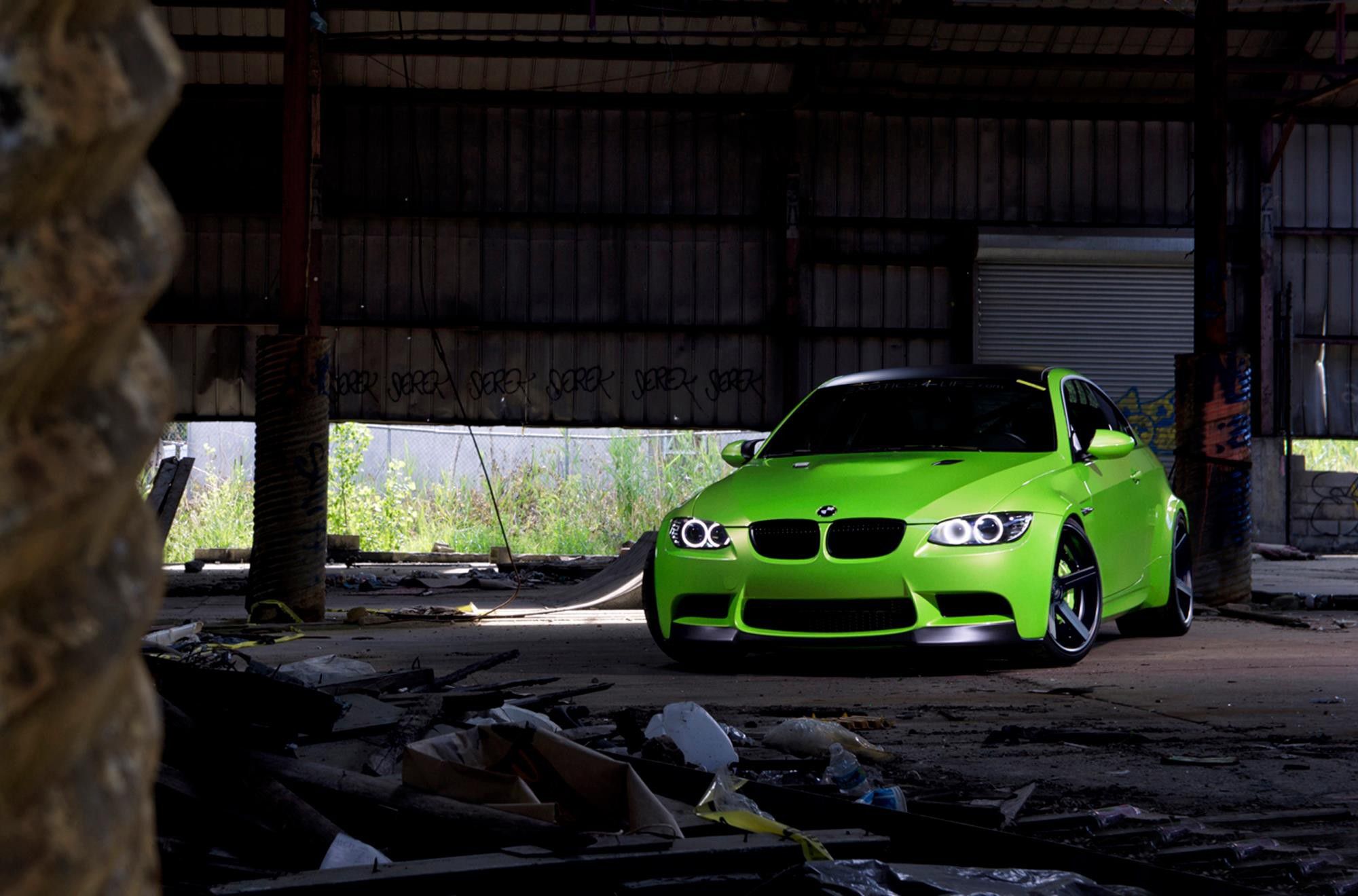 BMW verde in capannone abbandonato, 2000x1320 2K, Lenovo Legion