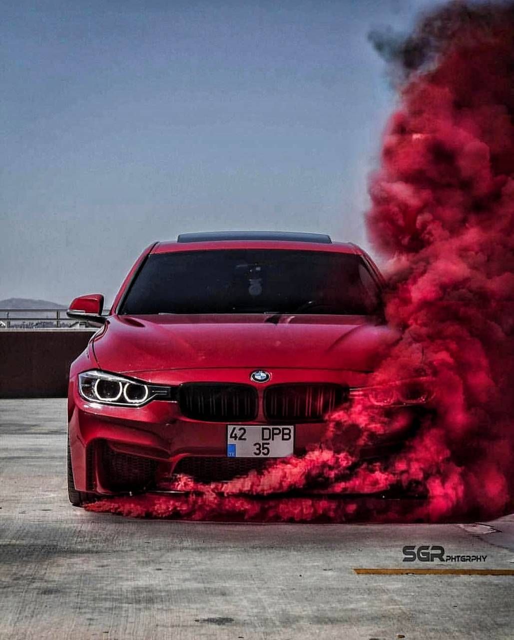 BMW rossa con fumo rosso, 1029x1280 Verticale, Telefono
