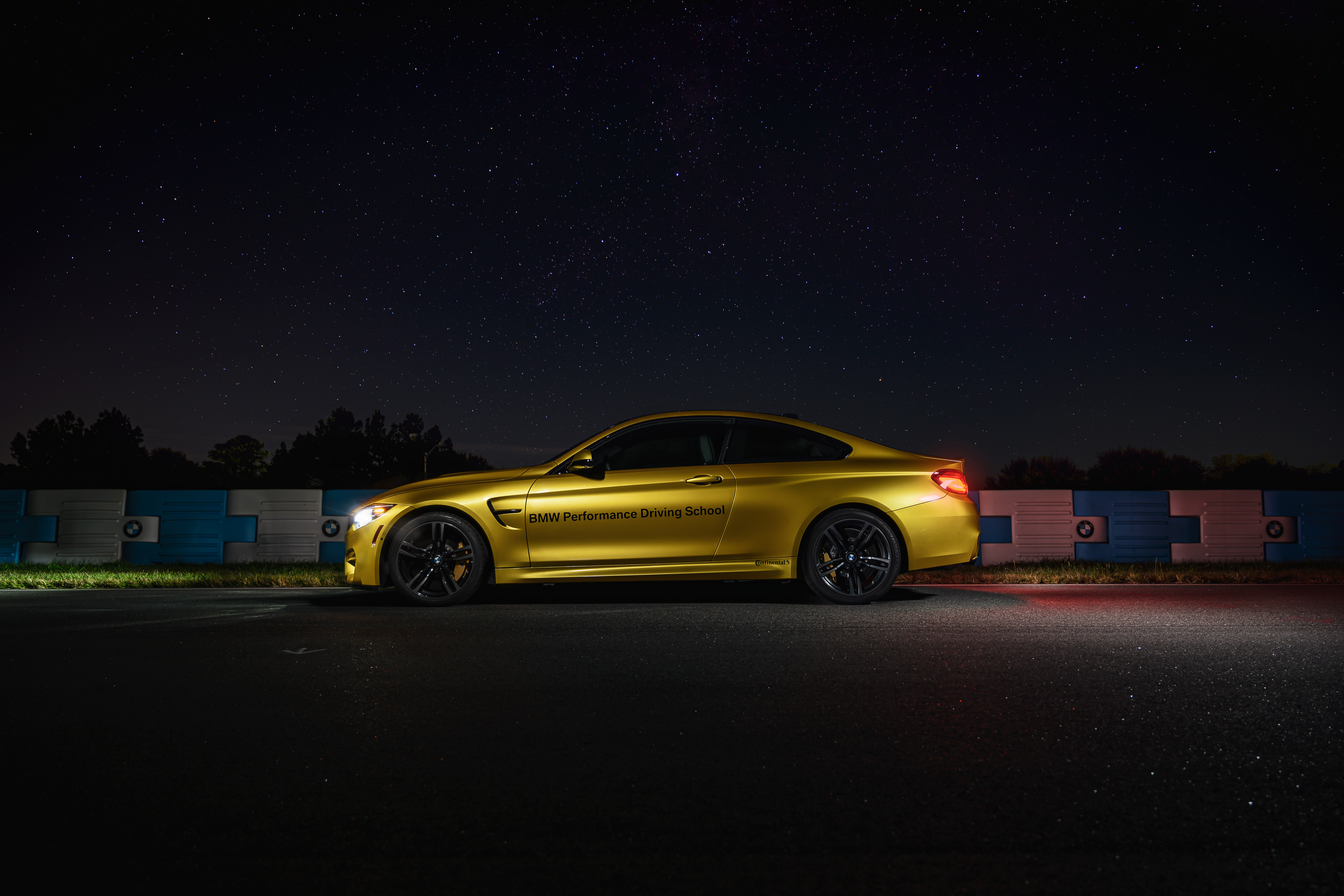 BMW gialla di notte, 8256x5504 4K Ultra HD, Monitor 4K