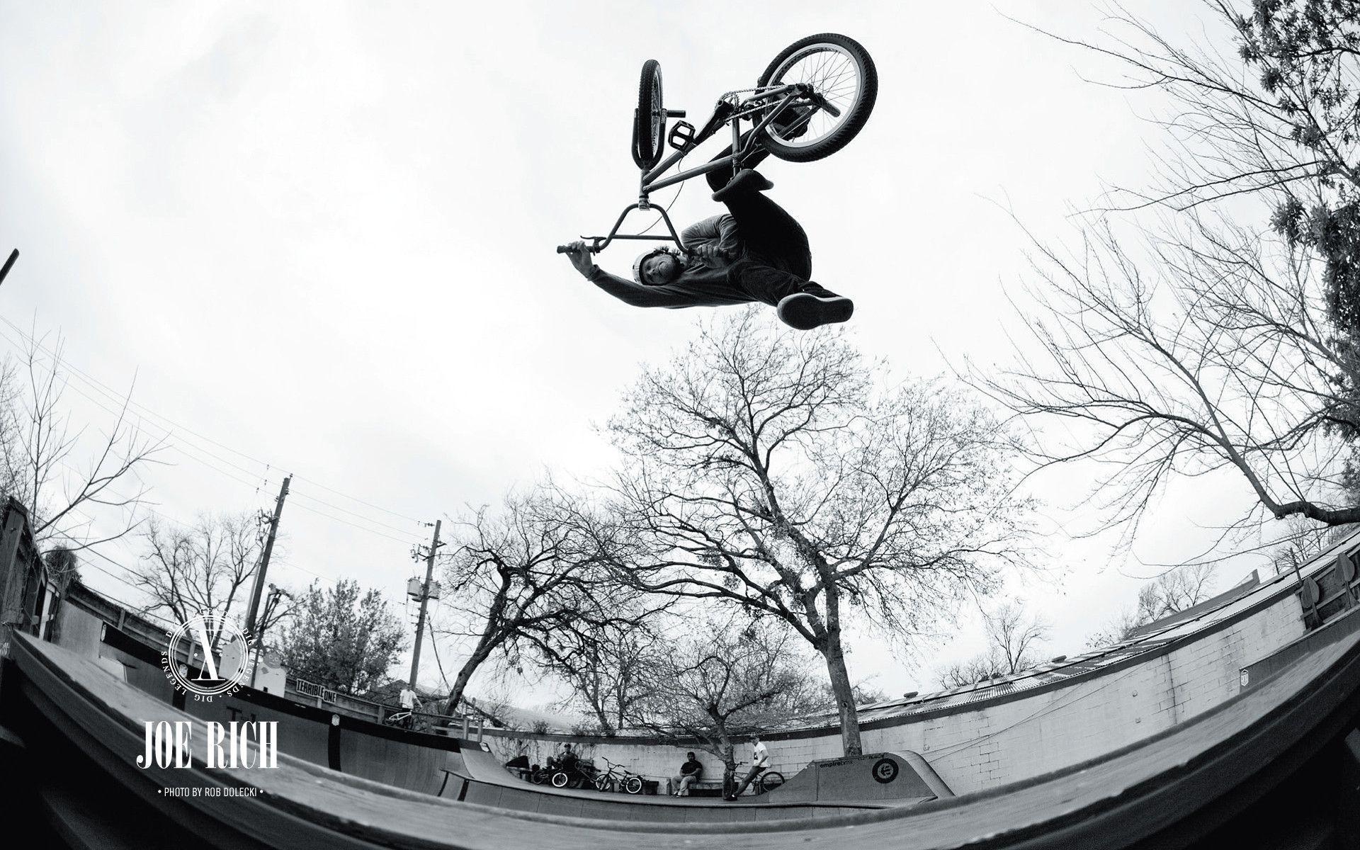 Bici BMX con muro graffiato, 1024x768 HD, iMac