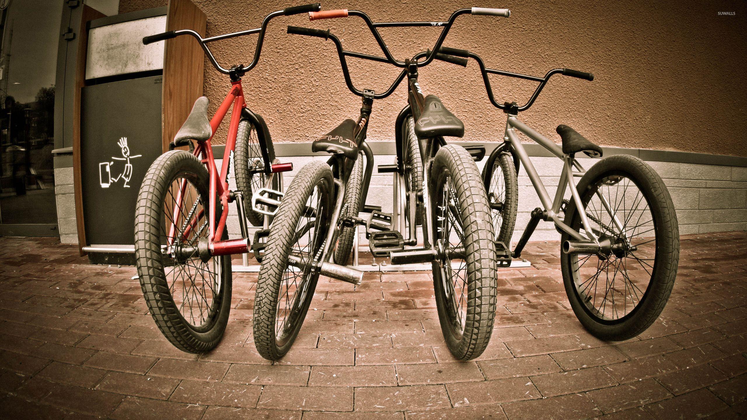 Tre biciclette BMX parcheggiate, 2560x1440 2K, Desktop
