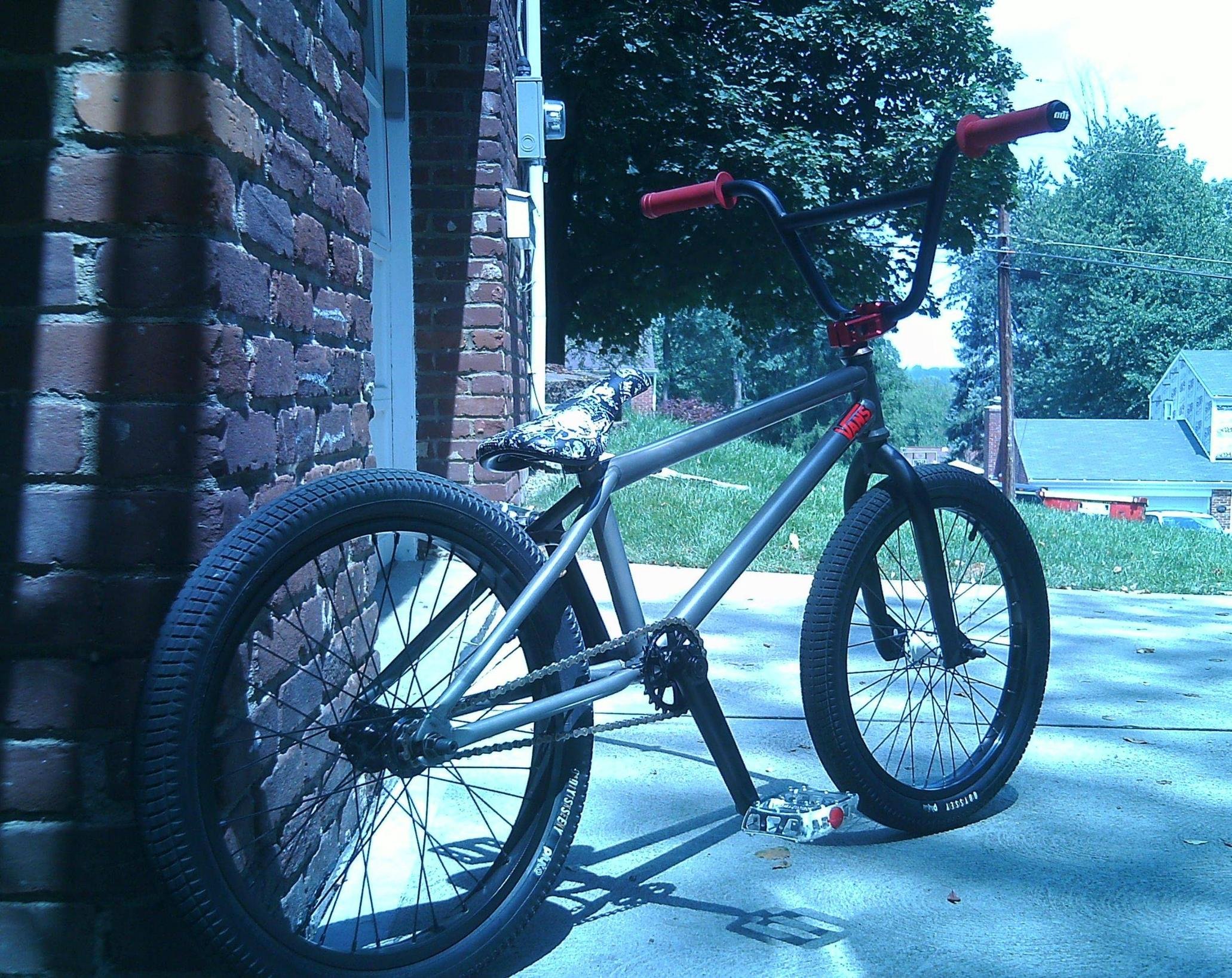 Bici BMX grigia appoggiata al muro, 2062x1637 Hi-Res, Desktop