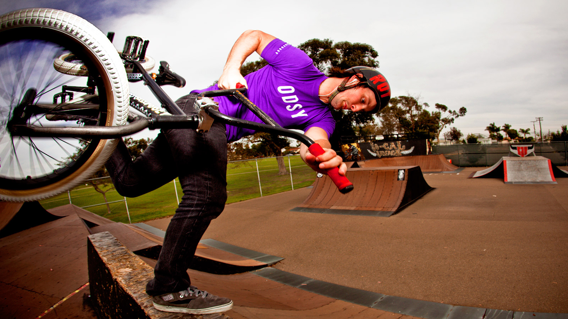 Ciclista BMX salto skatepark, 1920x1080 1080p, PC