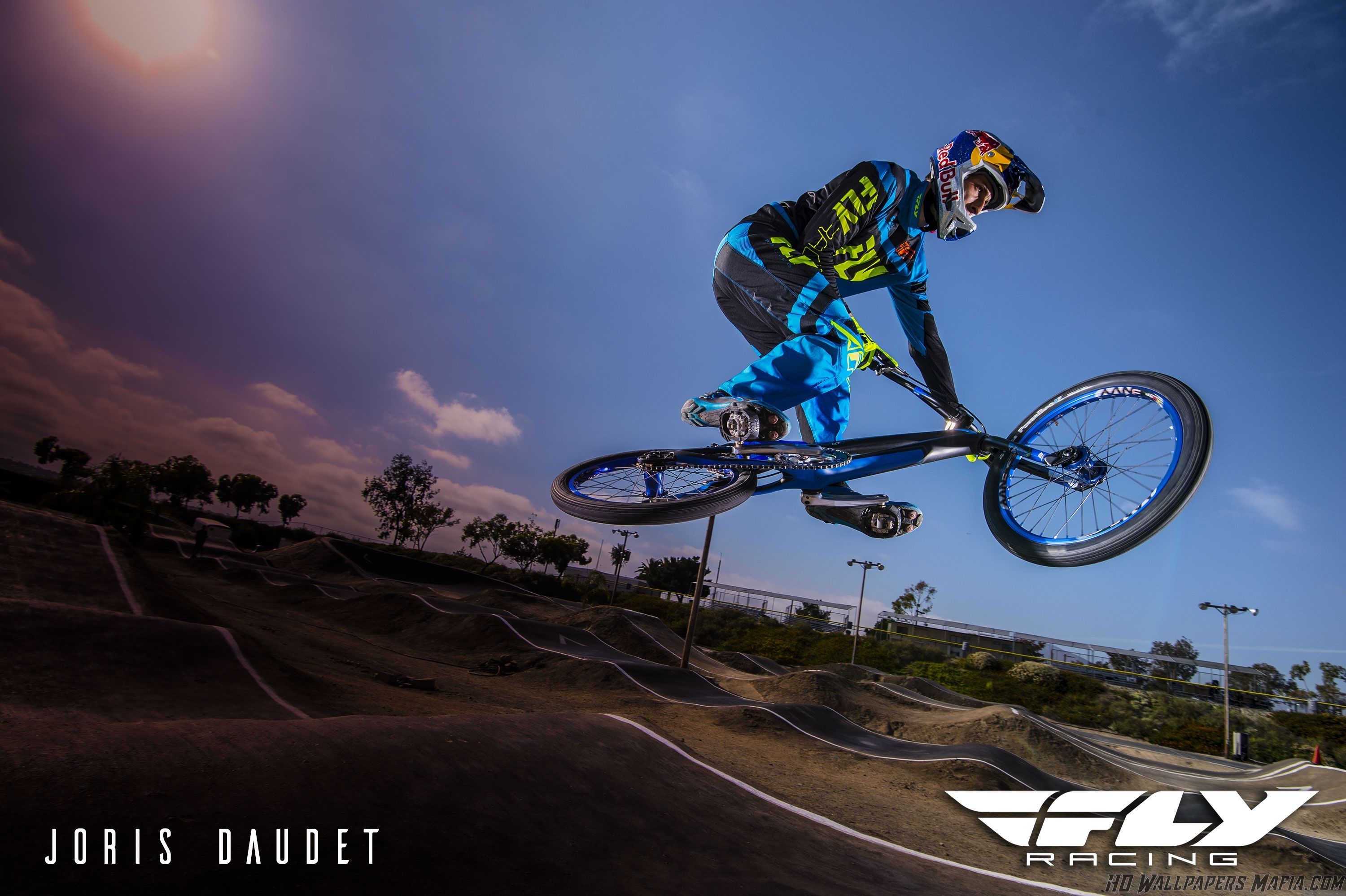 Ciclista BMX salto pista blu, 3000x1997 WQXGA, Laptop