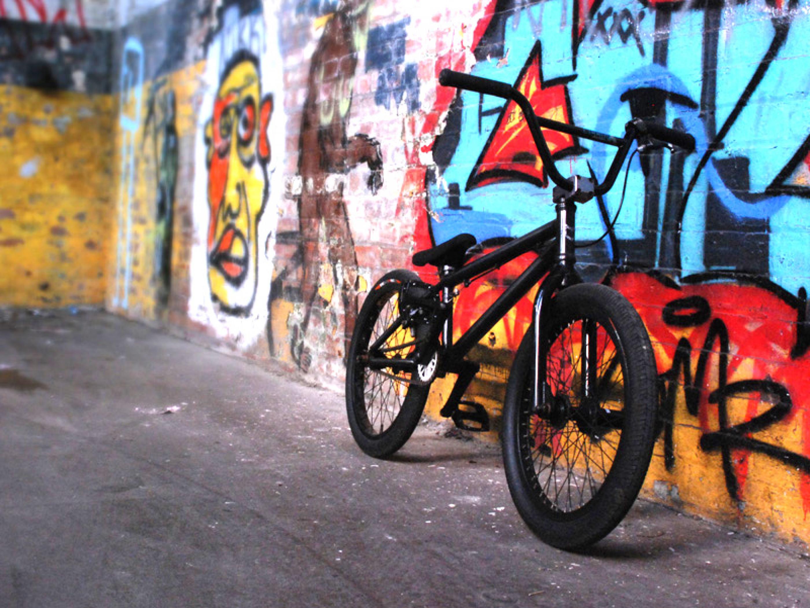 Bici BMX nera con graffiti, 2800x2100 2K+, Desktop