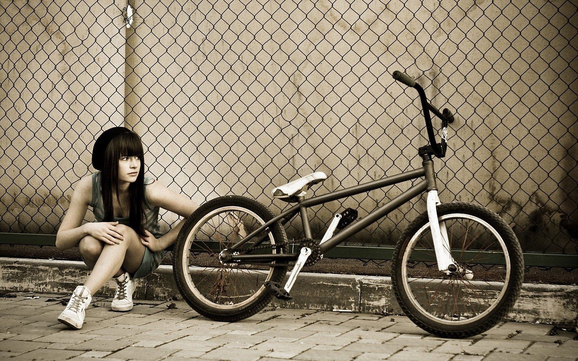 Ragazza accanto a bici BMX, 1920x1200 Full HD+ WUXGA, iMac