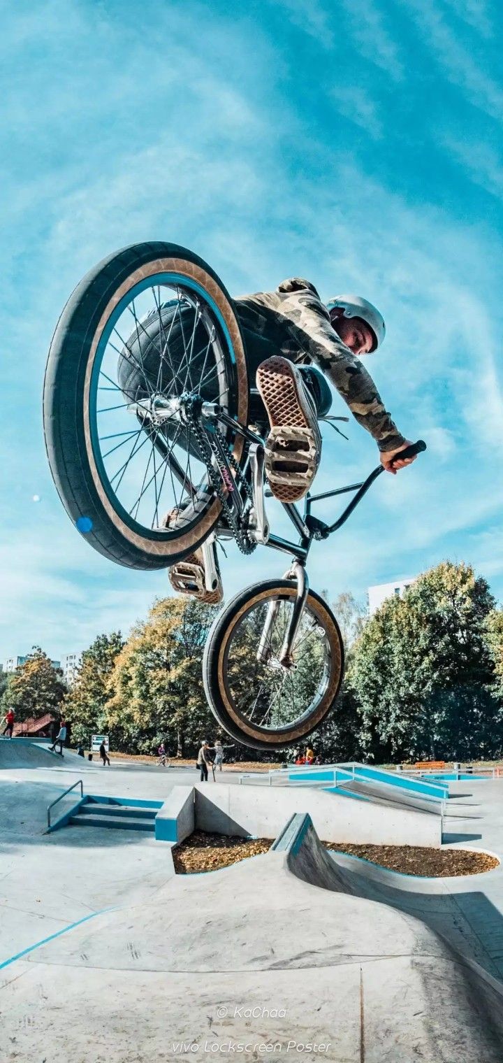 Ciclista BMX salto skatepark, 720x1520 Full HD Verticale, Smartphone
