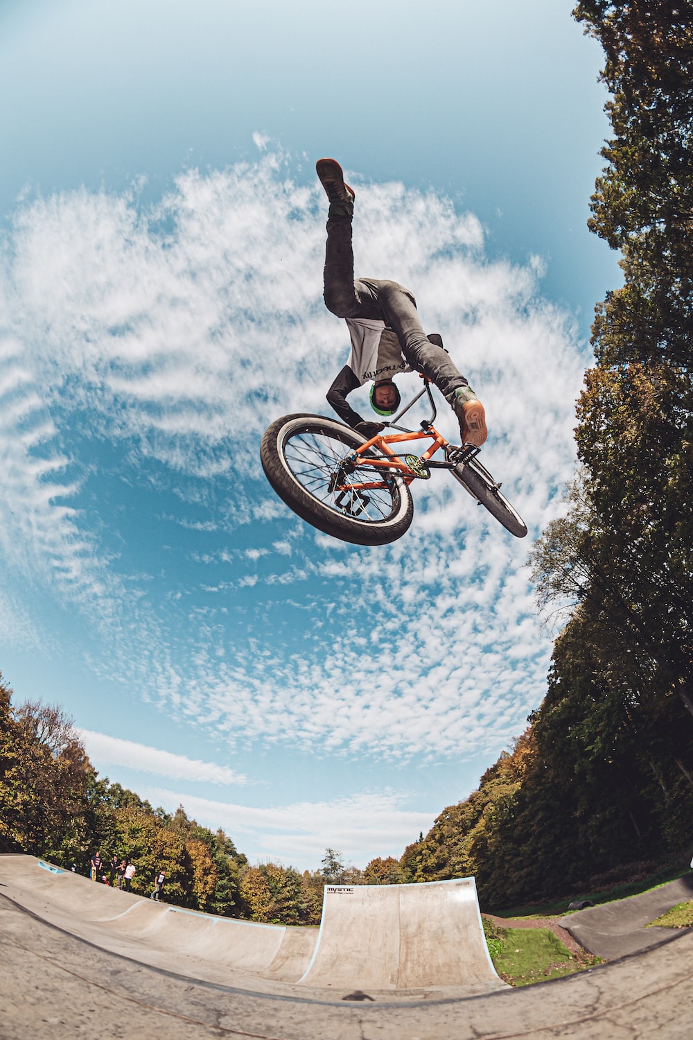 Ciclista BMX salto acrobatico, 1000x1500 Verticale, Telefono