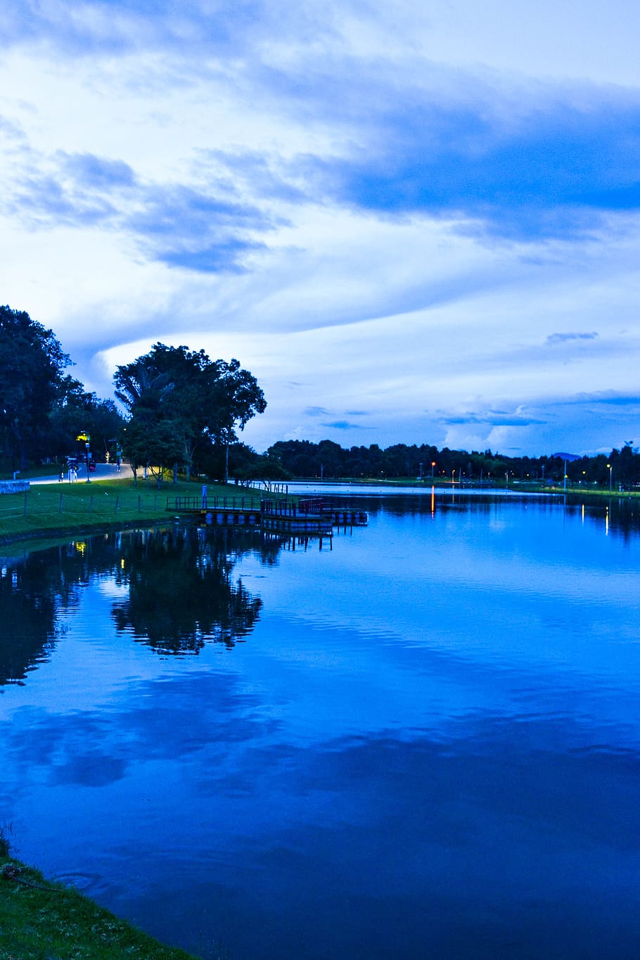 Lago blu al crepuscolo, riflessi, 910x1365 Full HD Verticale, iPhone