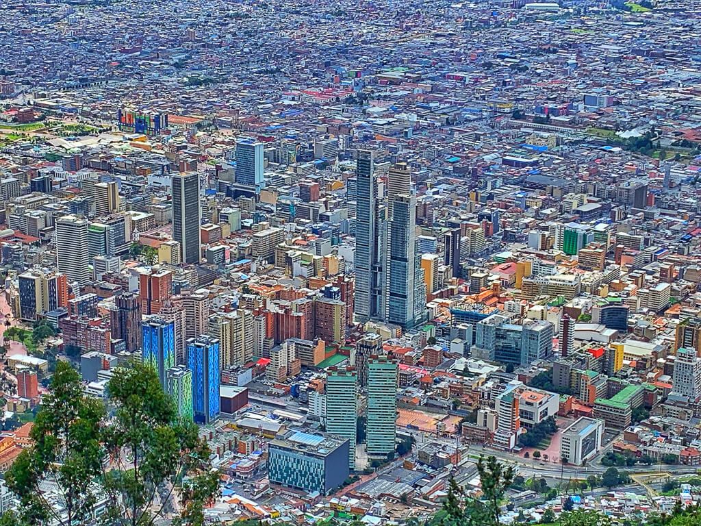Skyline città con montagne verdi, 1366x768 HD, Desktop