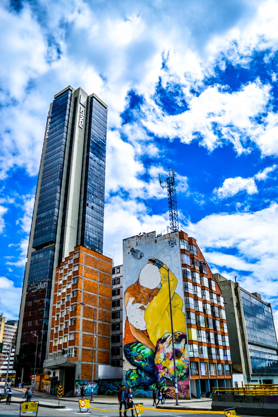 Grattacielo e murale a Bogotà, 910x1365 Full HD Verticale, Smartphone