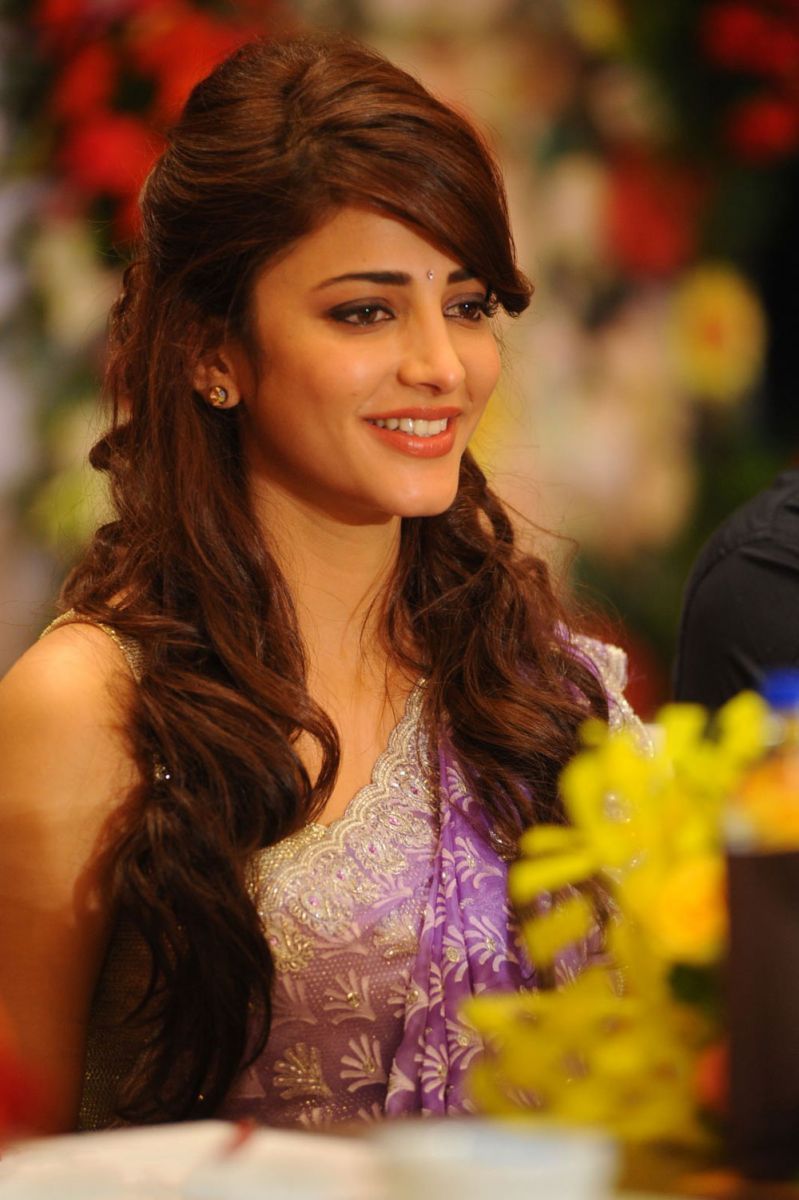 Attrice bollywood sorridente elegante, 799x1200 Full HD Verticale, iPhone