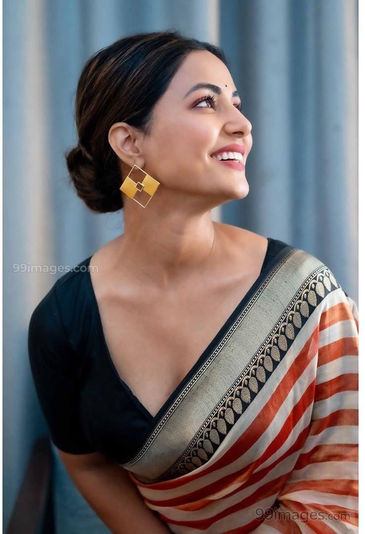 Donna sorridente con sari, 738x1080 Verticale, Mobile