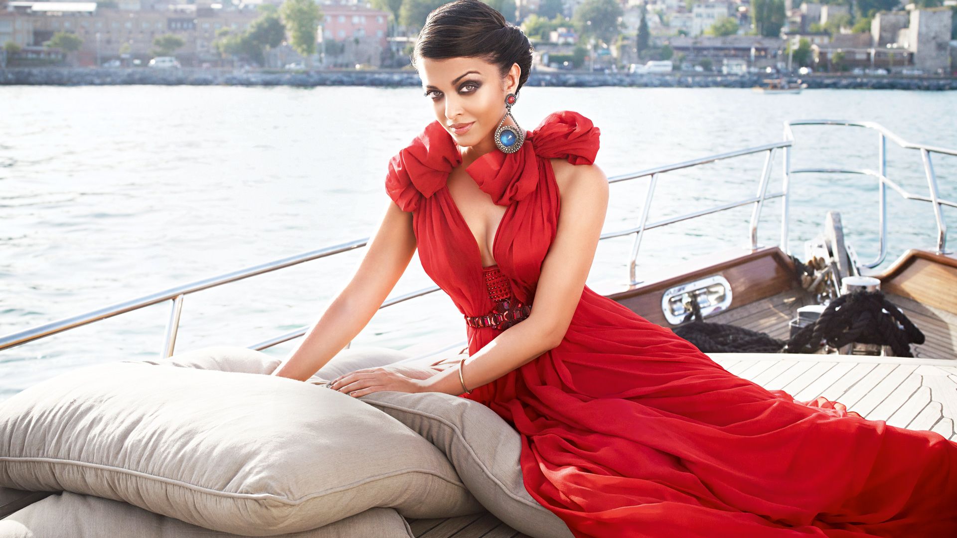 Donna abito rosso su yacht, 1920x1080 Full HD, Laptop