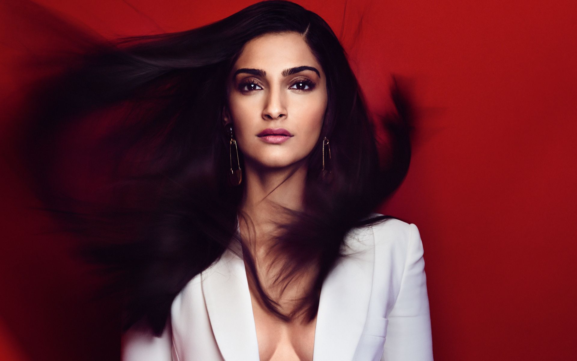 Sonam Kapoor sfondo rosso, 1920x1200 WUXGA, Laptop