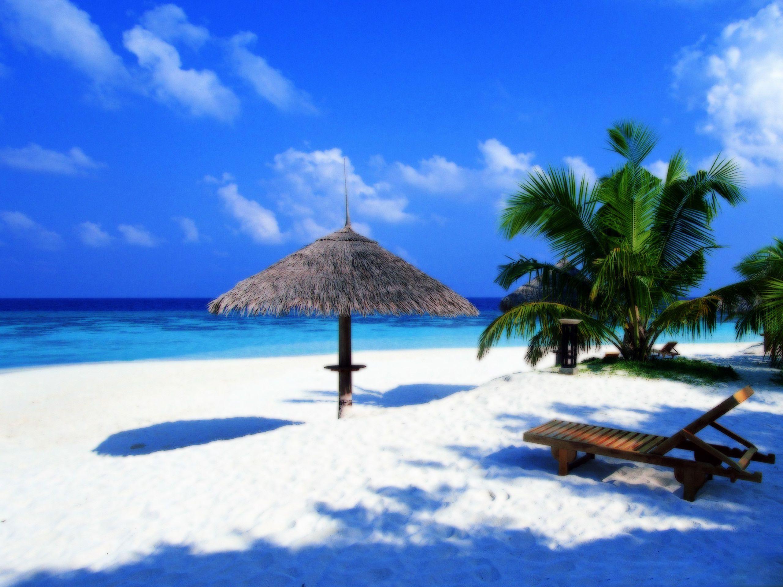 Spiaggia tropicale con ombrellone, 2560x1920 2K, Desktop