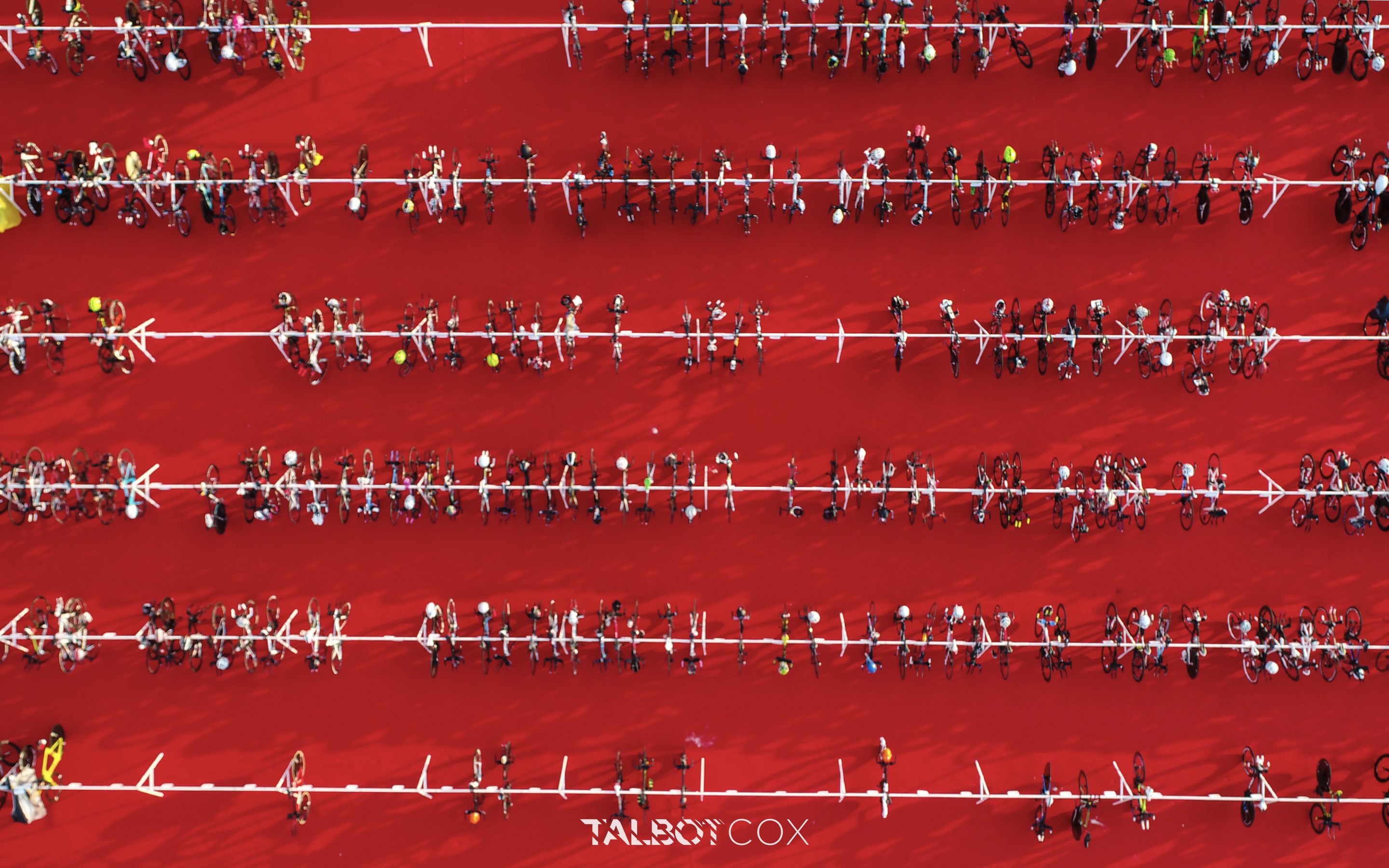 Triatleta che corre lungo lago, 1600x980 900p, Desktop