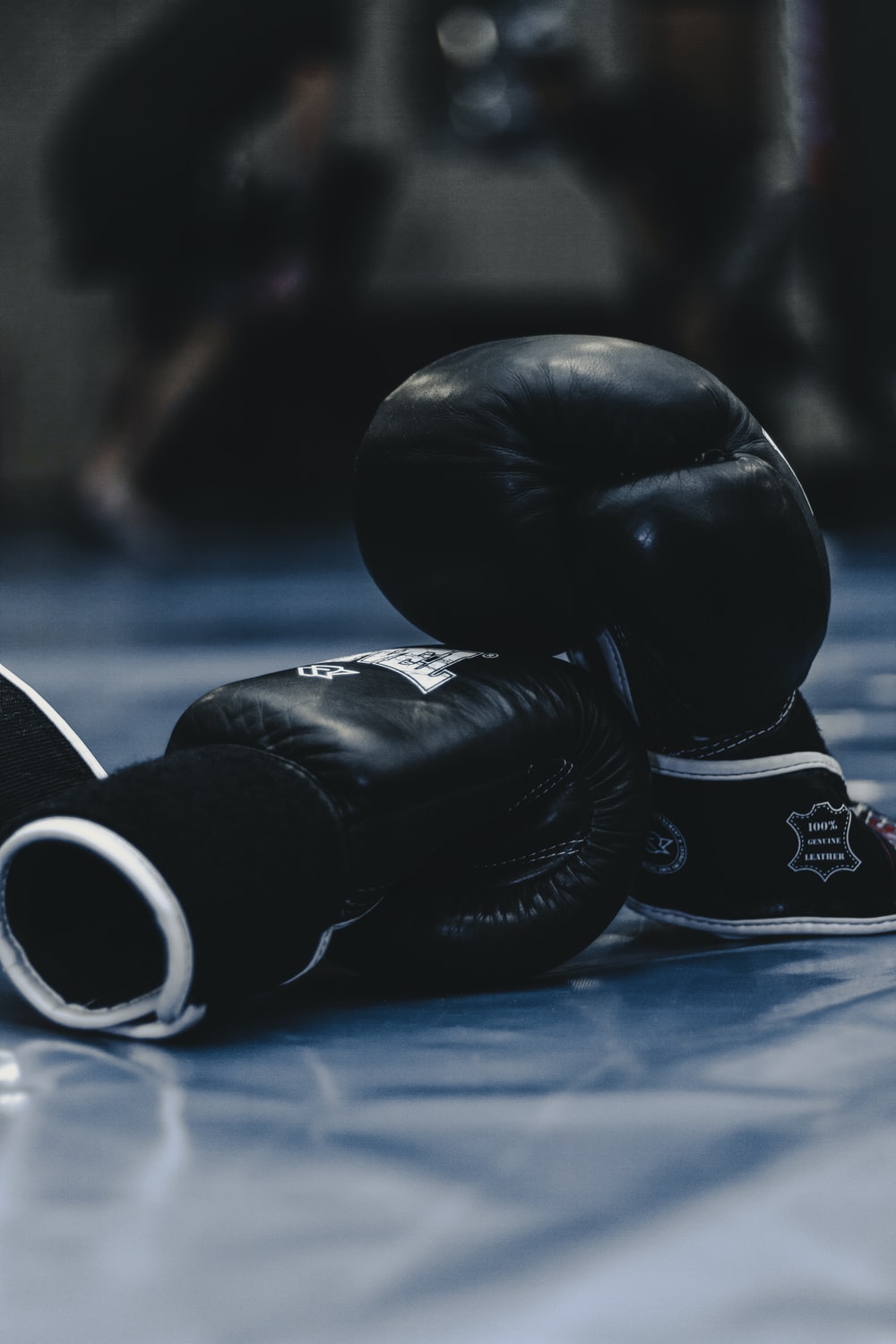 guantoni boxe neri sul ring, 1000x1500 Verticale, Telefono