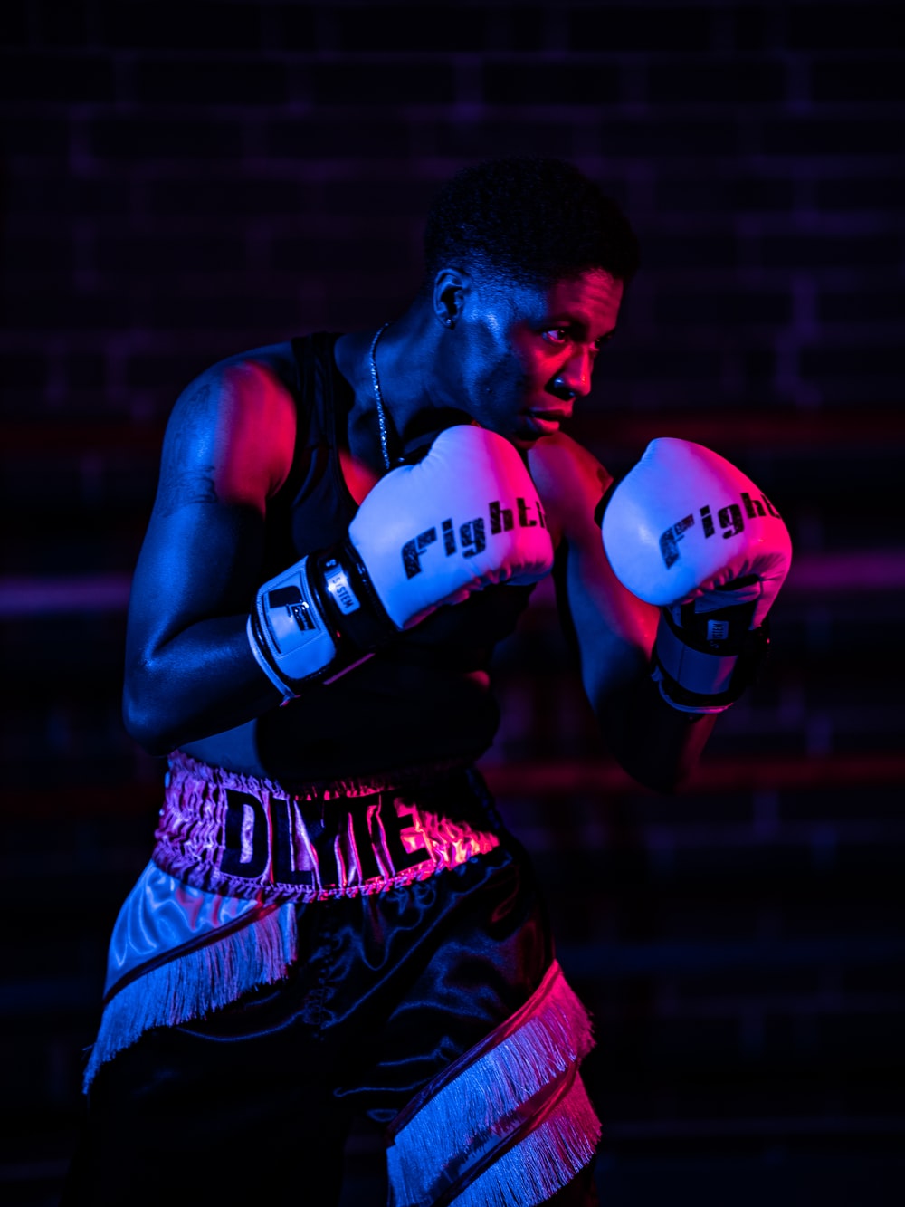 pugile guantoni bianchi luce neon, 1000x1333 Verticale, OnePlus