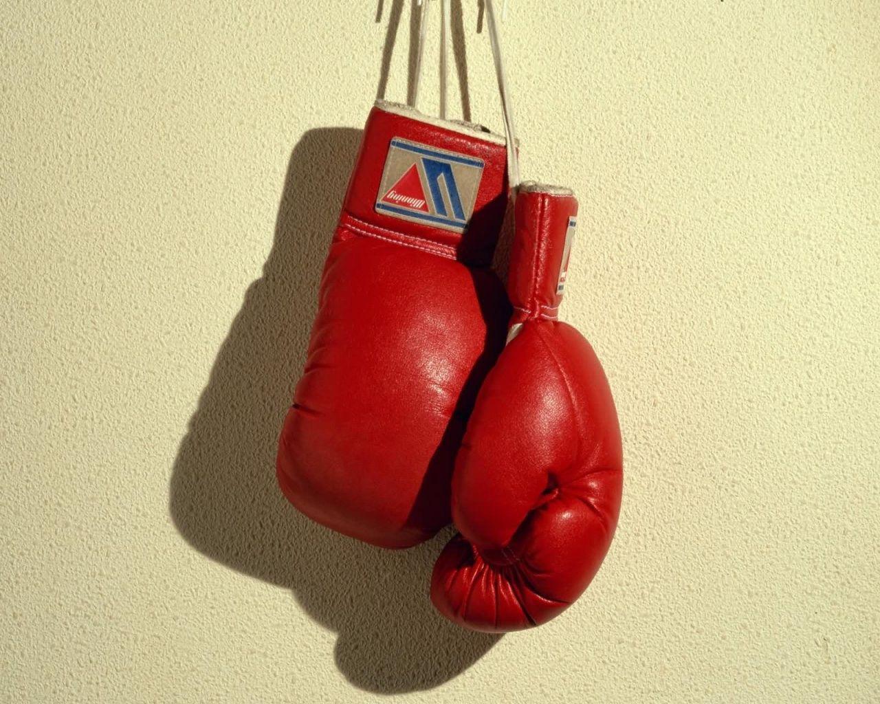 guantoni boxe rossi appesi parete, 1280x1024 HD, Desktop