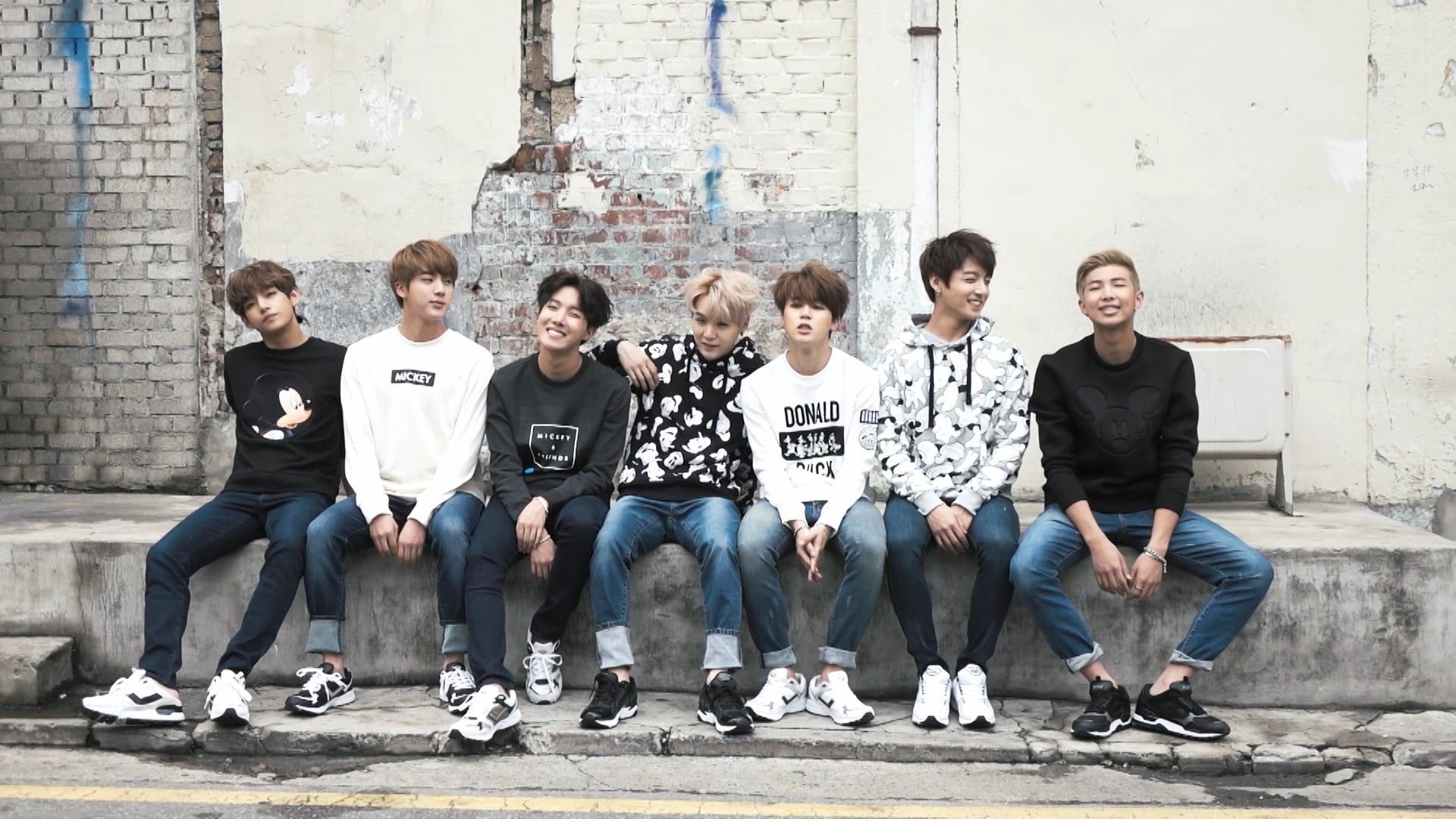 Gruppo BTS seduti insieme, 1920x1080 Full HD, Monitor Gaming