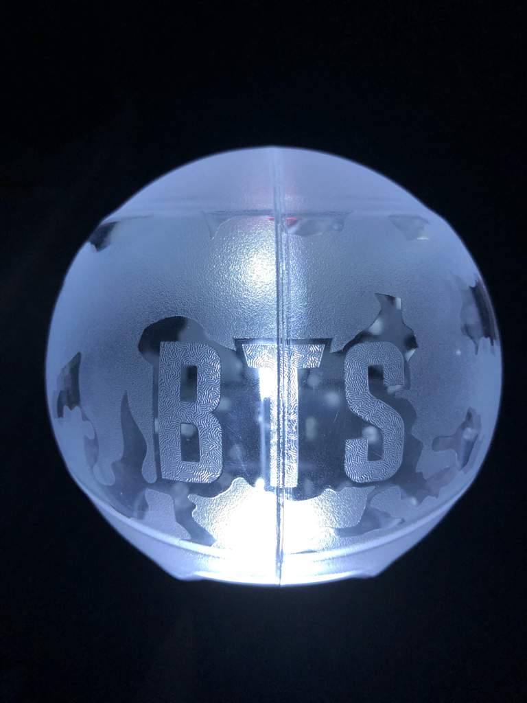 Ragazzo con cuscino a forma di ARMY Bomb, 800x1000 Full HD Verticale, iPhone