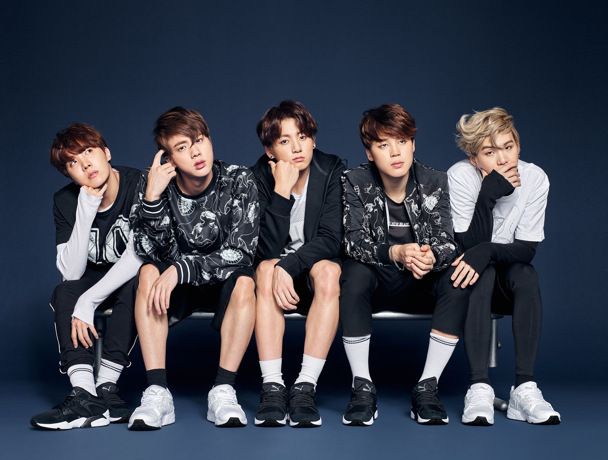 BTS gruppo seduto divano, 2000x1515 Hi-Res, Laptop