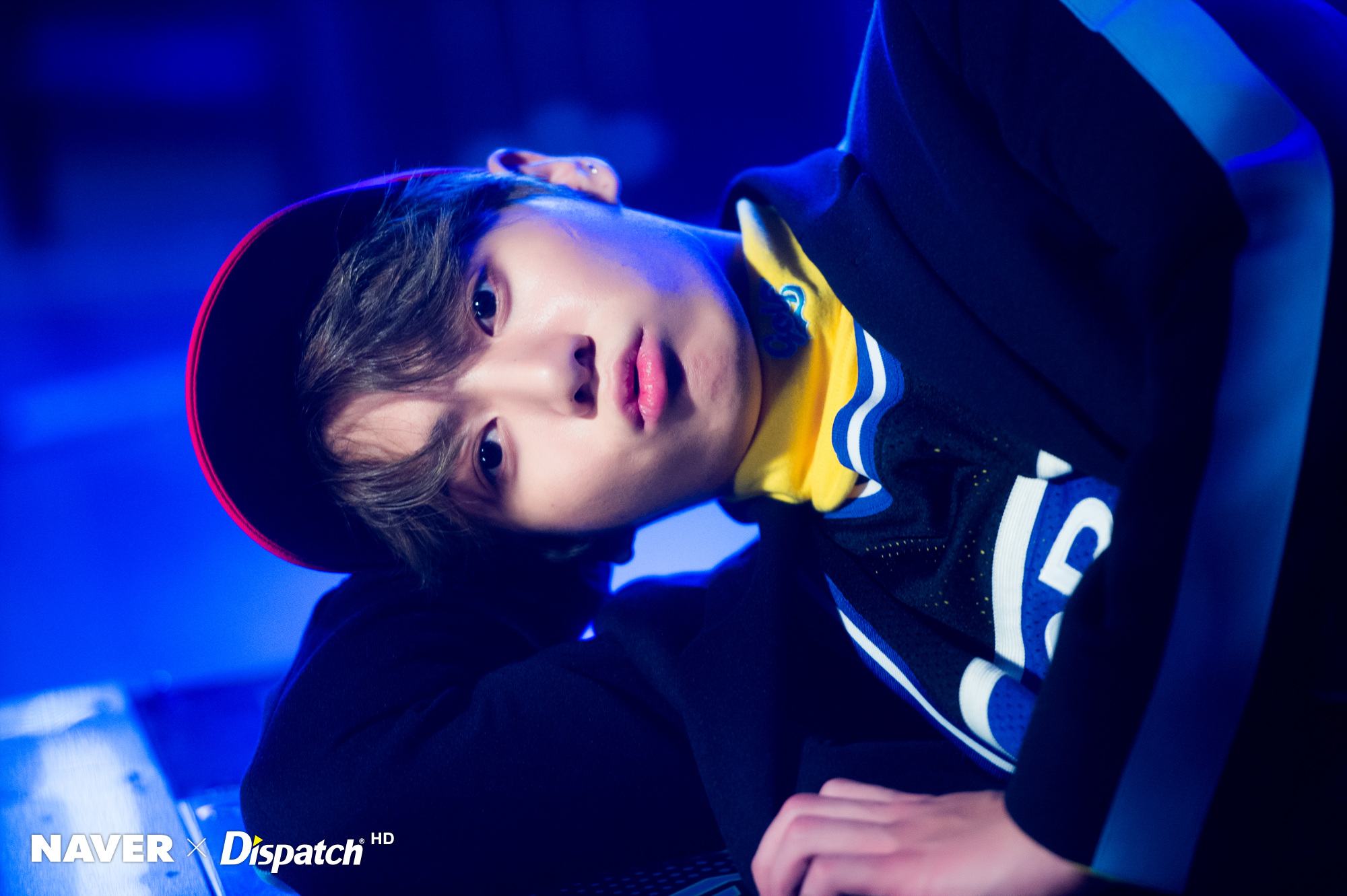 BTS idol luce blu, 2000x1331 2K, Desktop
