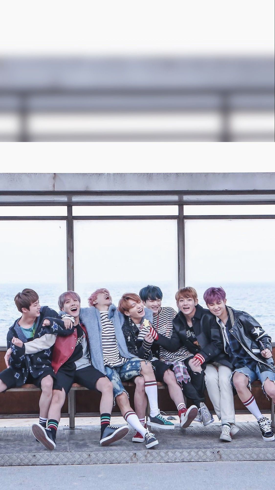 BTS gruppo seduti panchina, 1125x2001 Verticale, Telefono