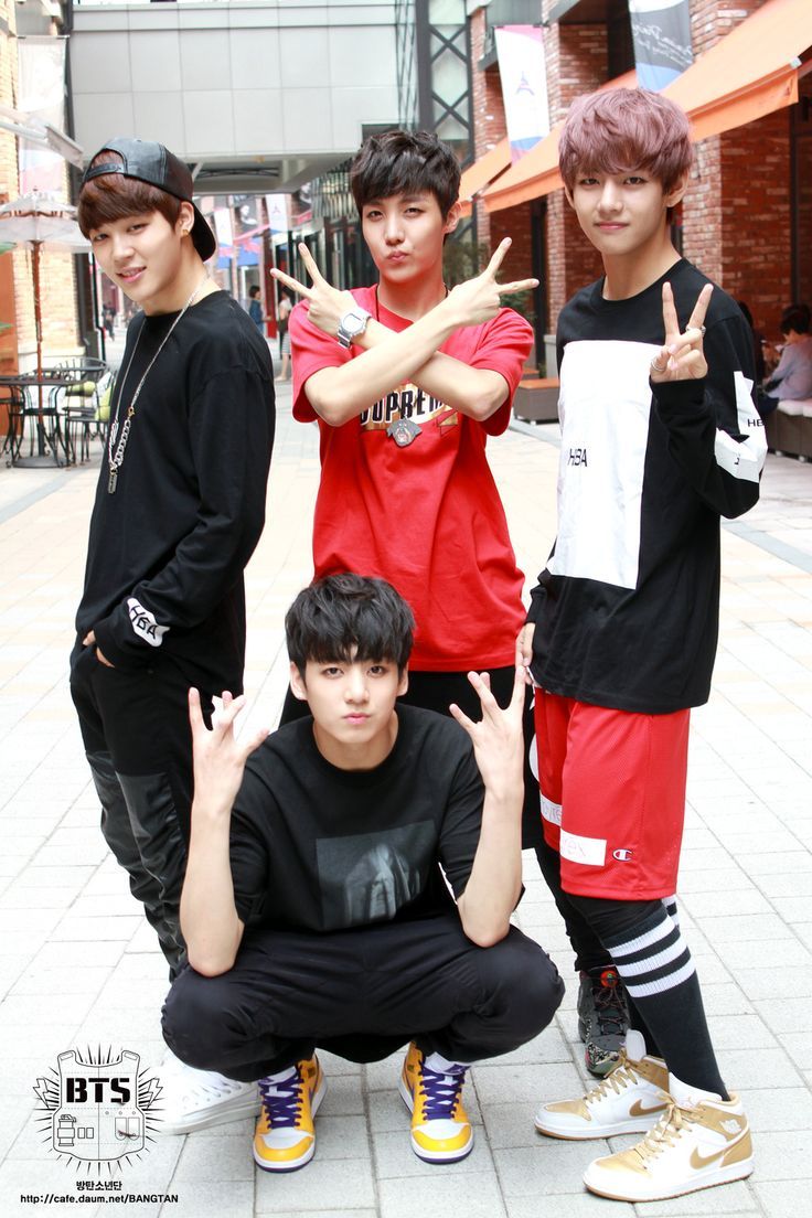 BTS membri in strada, 736x1104 Verticale, Mobile