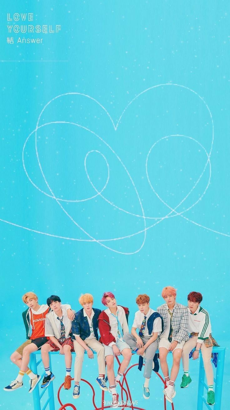 BTS gruppo seduto, sfondo azzurro, 736x1308 Full HD Verticale, Google Pixel