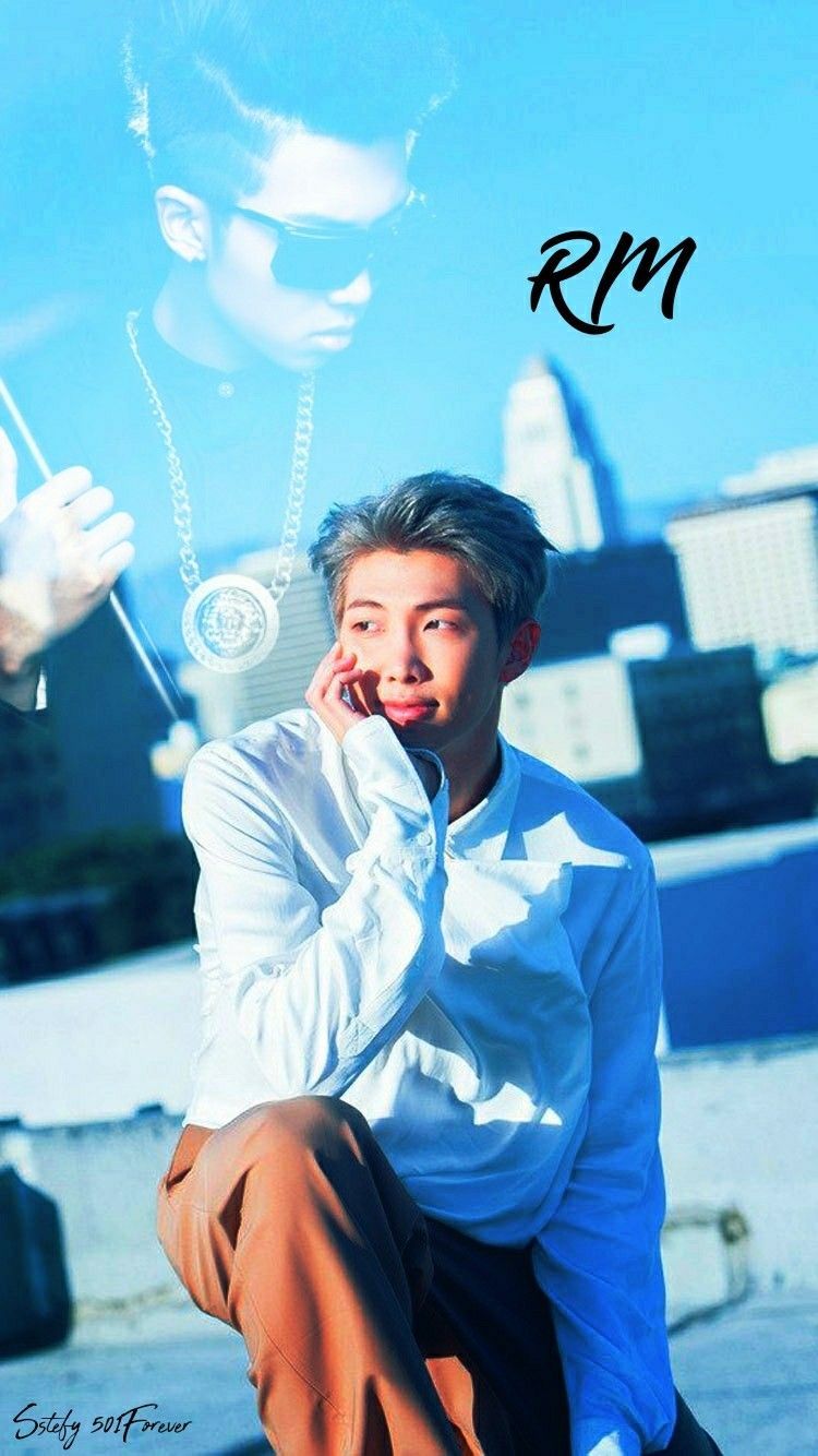 RM BTS Namjoon seduto, 750x1334 Verticale, iPhone
