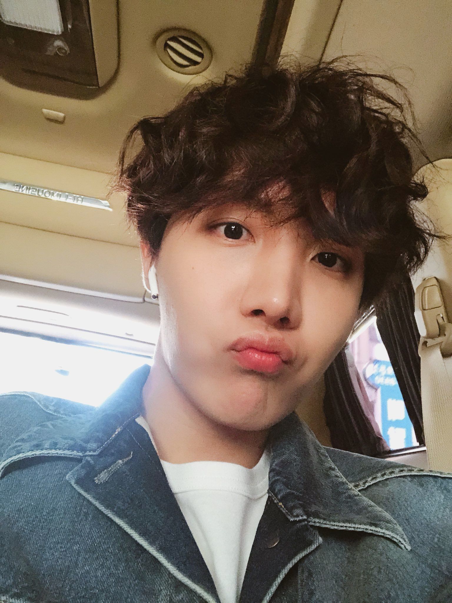 Ragazzo coreano selfie auto, 1536x2048 Verticale, Telefono