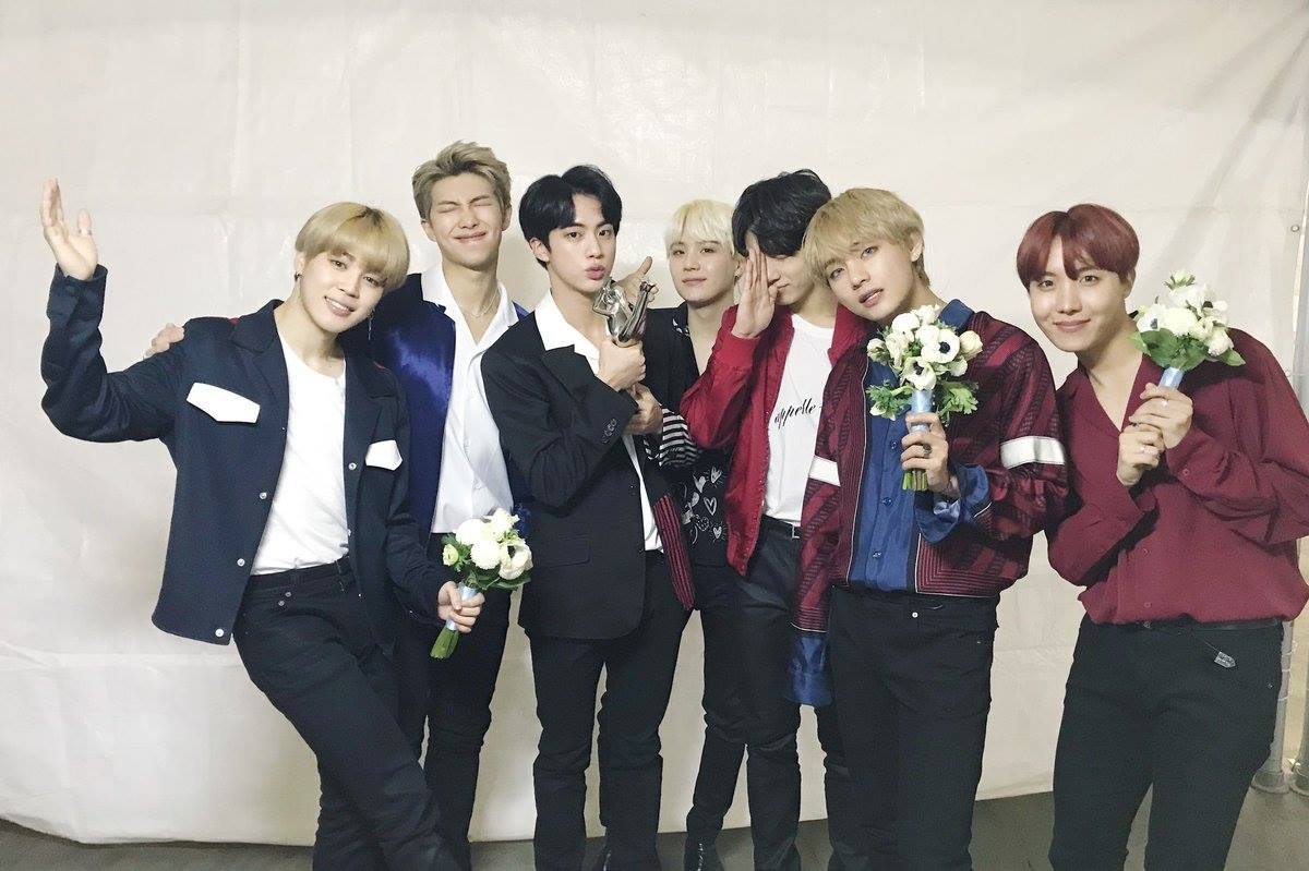 Gruppo BTS con fiori bianchi, 1200x799 HD, Desktop