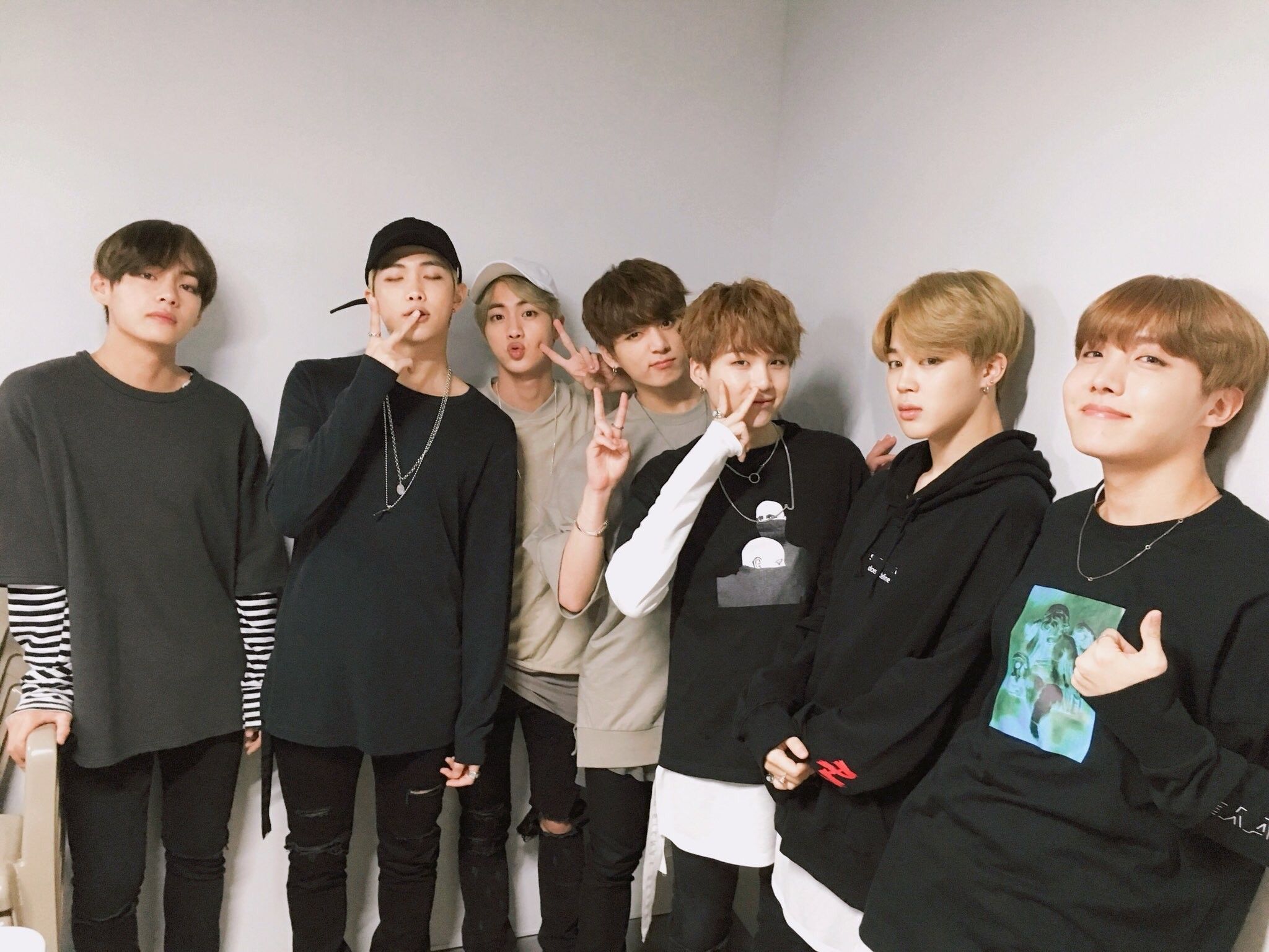Gruppo BTS seduto insieme, 1822x1025 HD Ready, Notebook