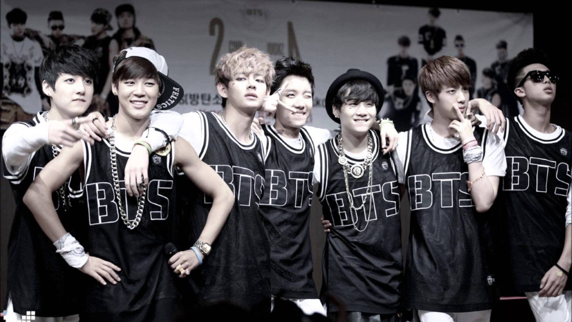 BTS gruppo foto divano, 2000x1333 Hi-Res, HP Laptop