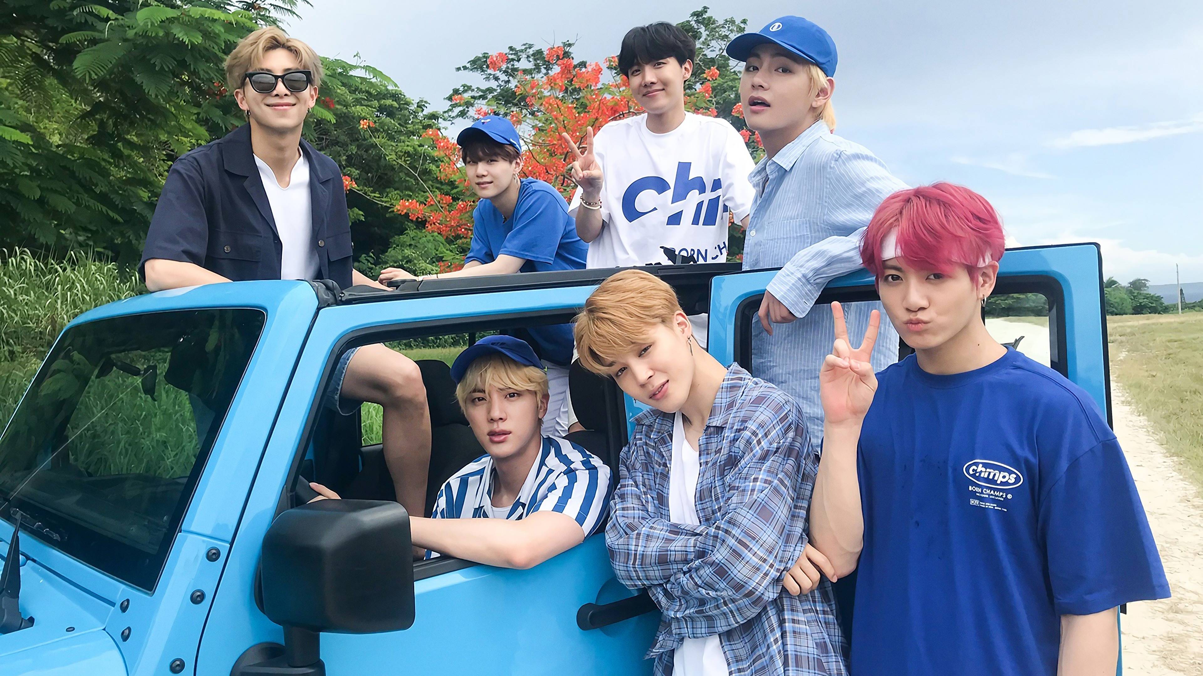Gruppo BTS con jeep blu, 3840x2160 UHD, PC 4K