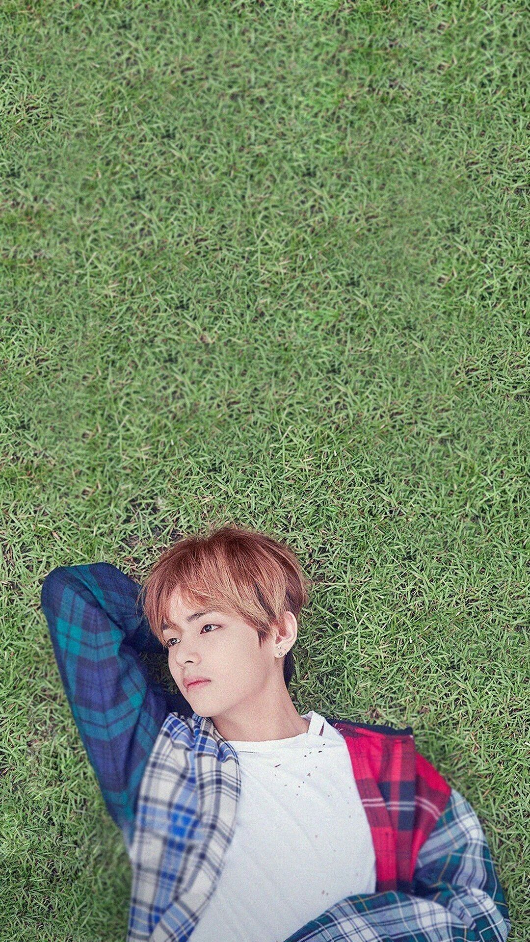 V BTS sdraiato sull'erba, 1080x1920 Full HD Verticale, iPhone