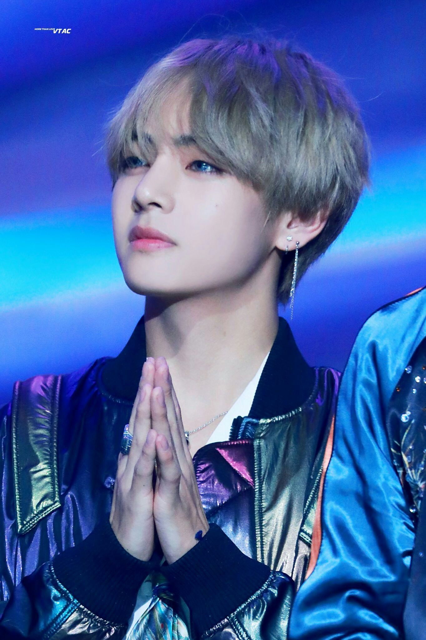 BTS V mani giunte palco, 1365x2048 Verticale, Telefono